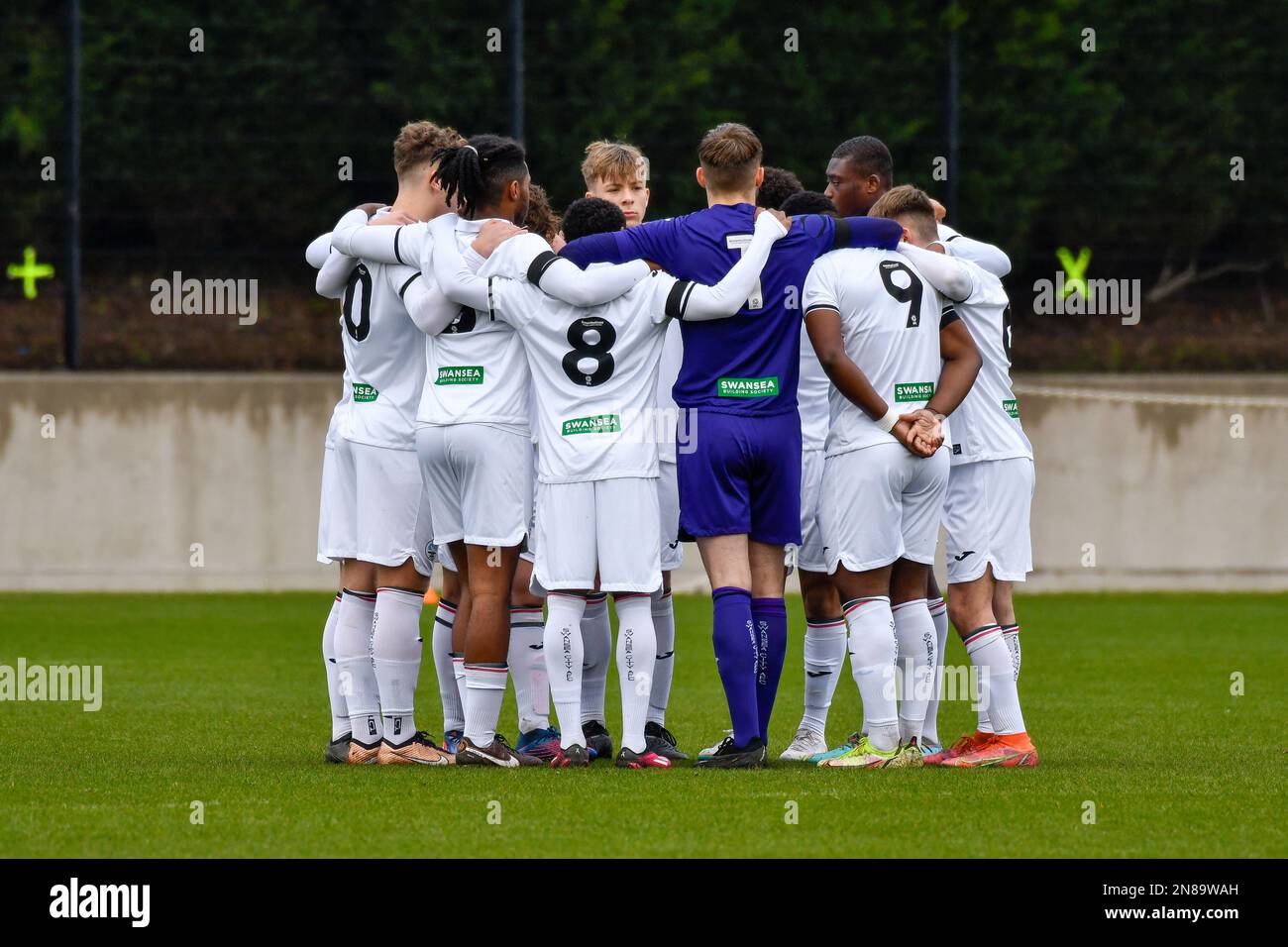 Swansea, Wales. 11. Februar 2023 Die Spieler von Swansea City treffen sich vor dem Spiel der Professional Development League unter 18 Jahren zwischen Swansea City und Reading an der Swansea City Academy in Swansea, Wales, Großbritannien, am 11. Februar 2023. Kredit: Duncan Thomas/Majestic Media/Alamy Live News. Stockfoto