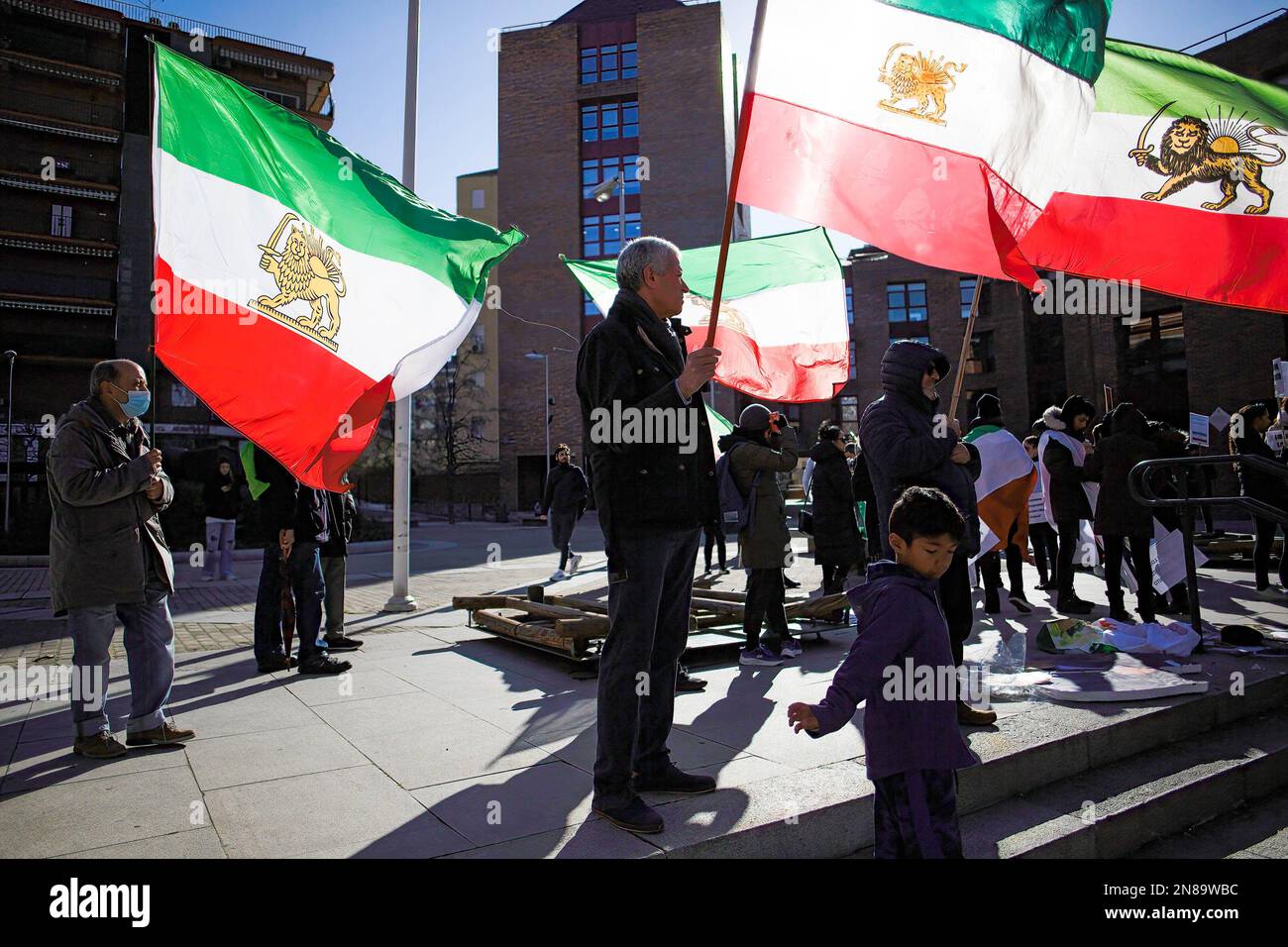 Madrid, Spanien. 11. Februar 2023. Demonstranten halten während einer Demonstration der iranischen Bevölkerung in Madrid gegen das Regime des Präsidenten der Republik Iran Ebrahim Raisi die iranische Flagge. Am 11. Februar 1979 verkündete der Ayatollah Khomeini den Triumph der islamischen Revolution und den Sturz des Schahs von Persien. Kredit: SOPA Images Limited/Alamy Live News Stockfoto