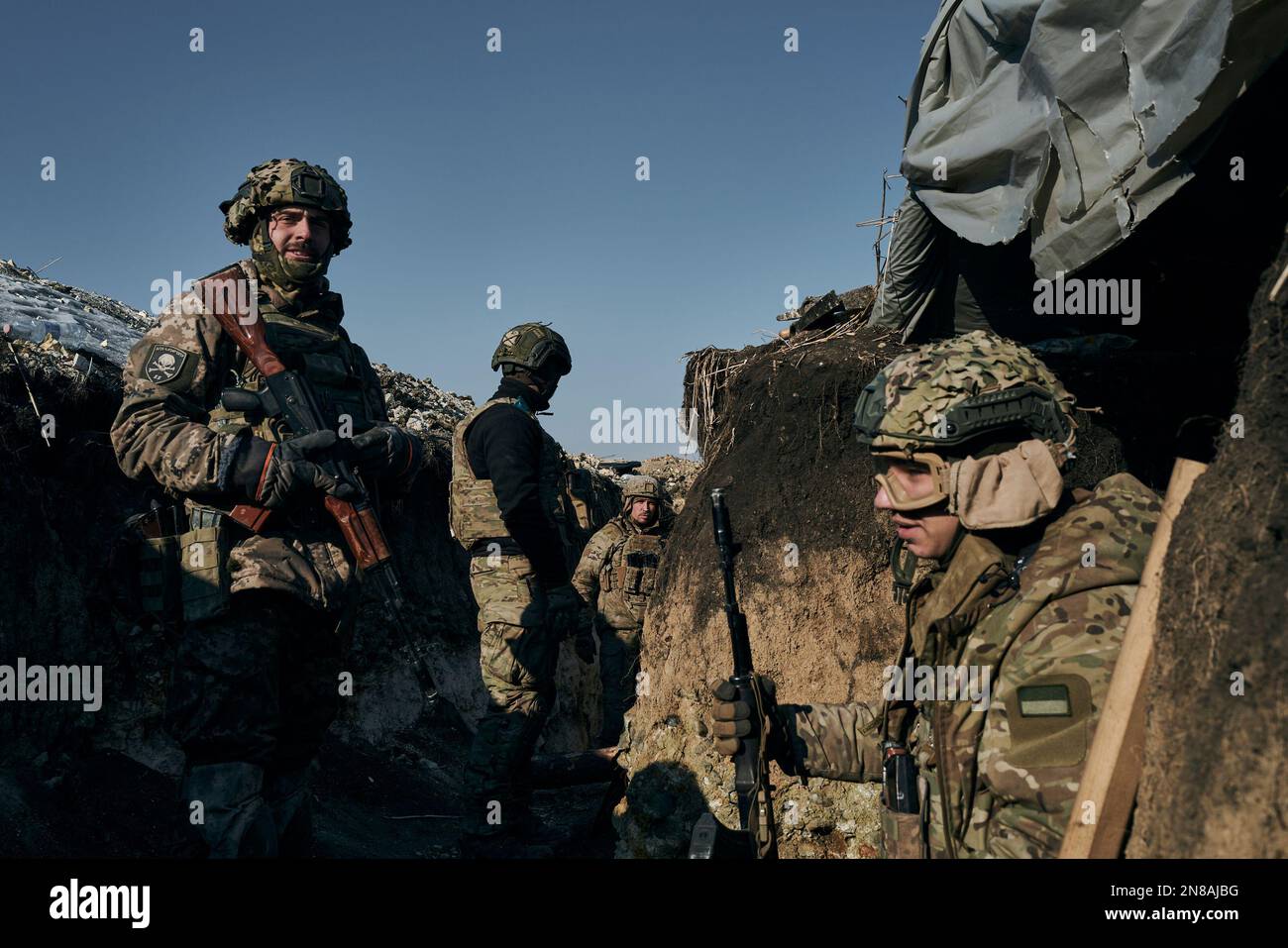 Soldiers of the Ukrainian 3rd Army Assault Brigade of the Special Operations Forces (SSO) "Azov" are in a trench in position near Bakhmut, Donetsk region, Ukraine, Saturday, Feb. 11, 2023. (AP Photo/Libkos) Stockfoto