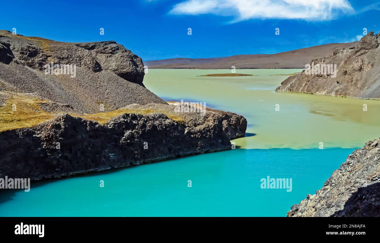 Blauer, sauberer, frischer Gletschermelzwasser trifft auf braunes Schlammwasser im See - Hrauneyjalon Lagune, Island Stockfoto
