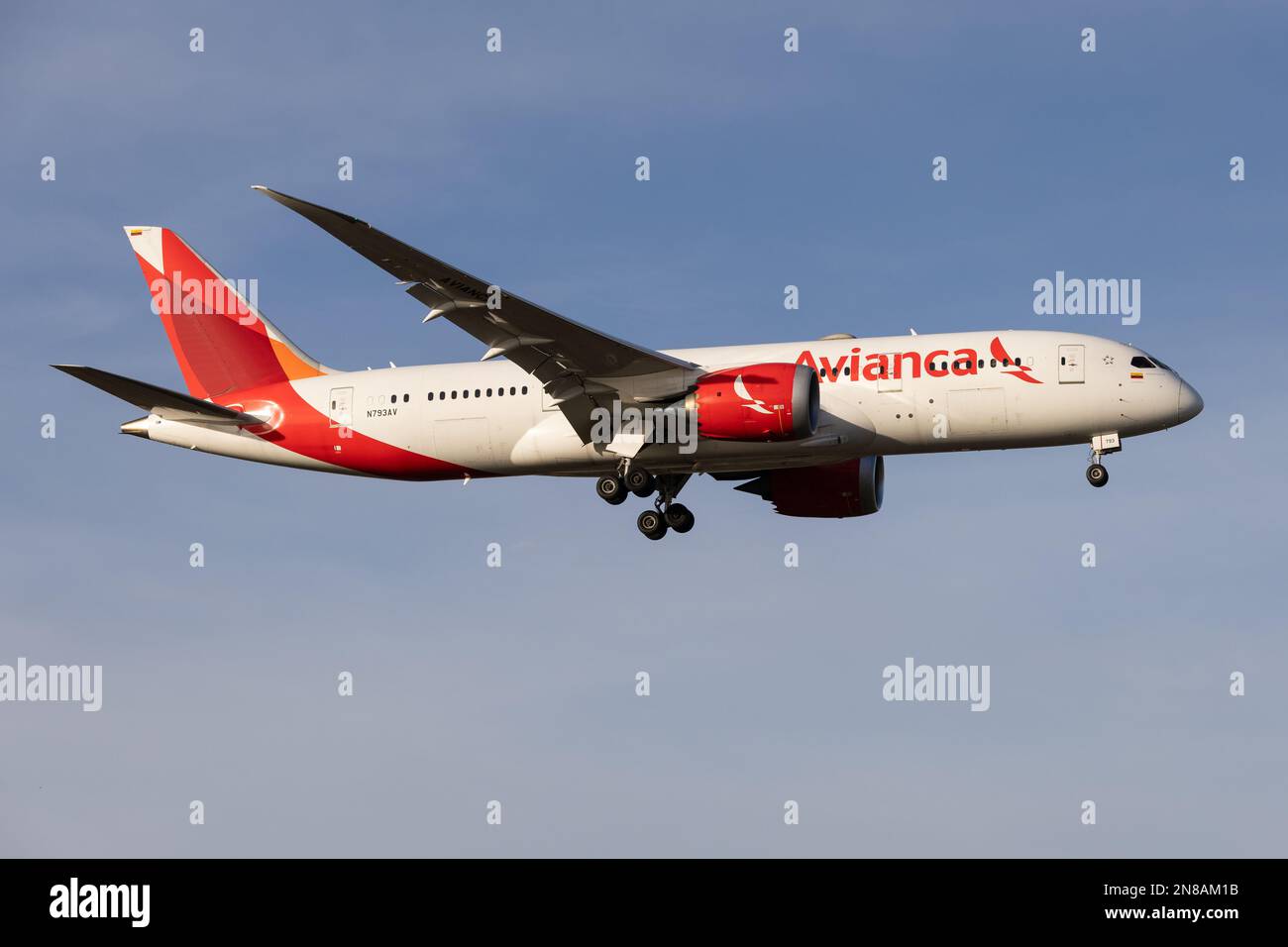 Eine Avianca Boeing 787 Dreamliner landet 2023 am Flughafen London Heathrow Stockfoto