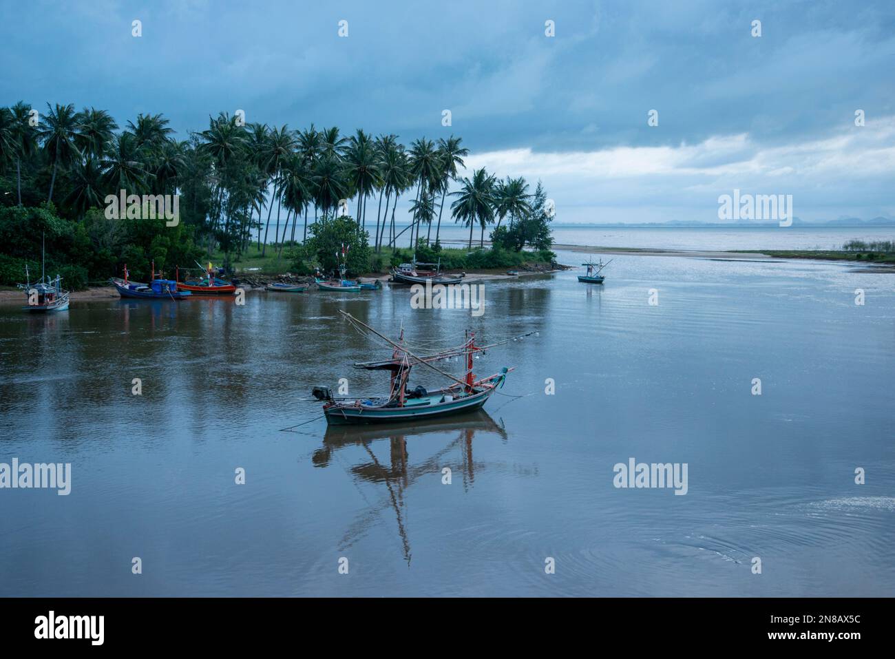 Fischerboot in der Bucht von Bo Thong lang und am Strand der Stadt Bang Saphan in der Provinz Prachuap Khiri Khan in Thailand, Thailand, Bang Saphan, Stockfoto