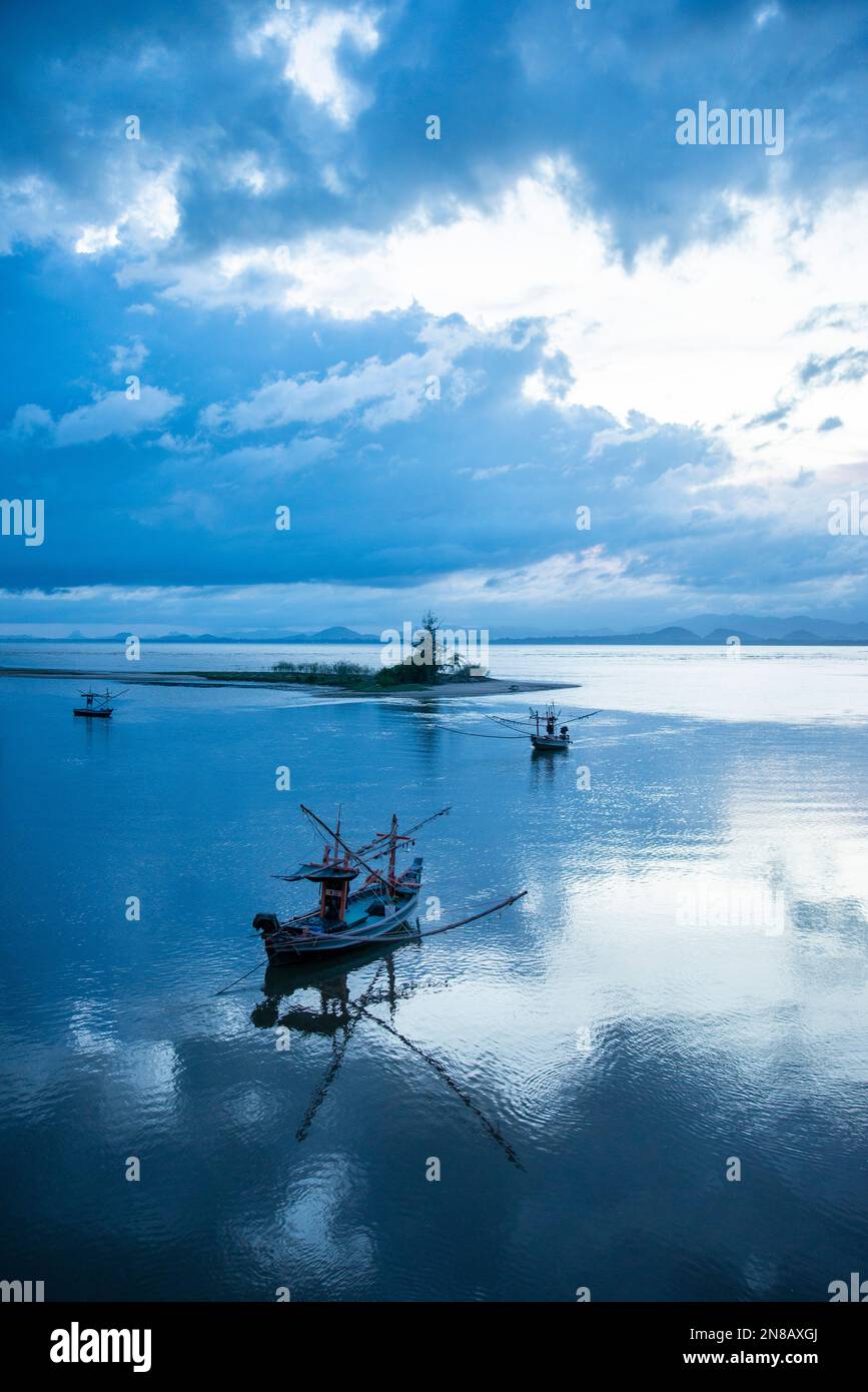 Fischerboot in der Bucht von Bo Thong lang und am Strand der Stadt Bang Saphan in der Provinz Prachuap Khiri Khan in Thailand, Thailand, Bang Saphan, Stockfoto