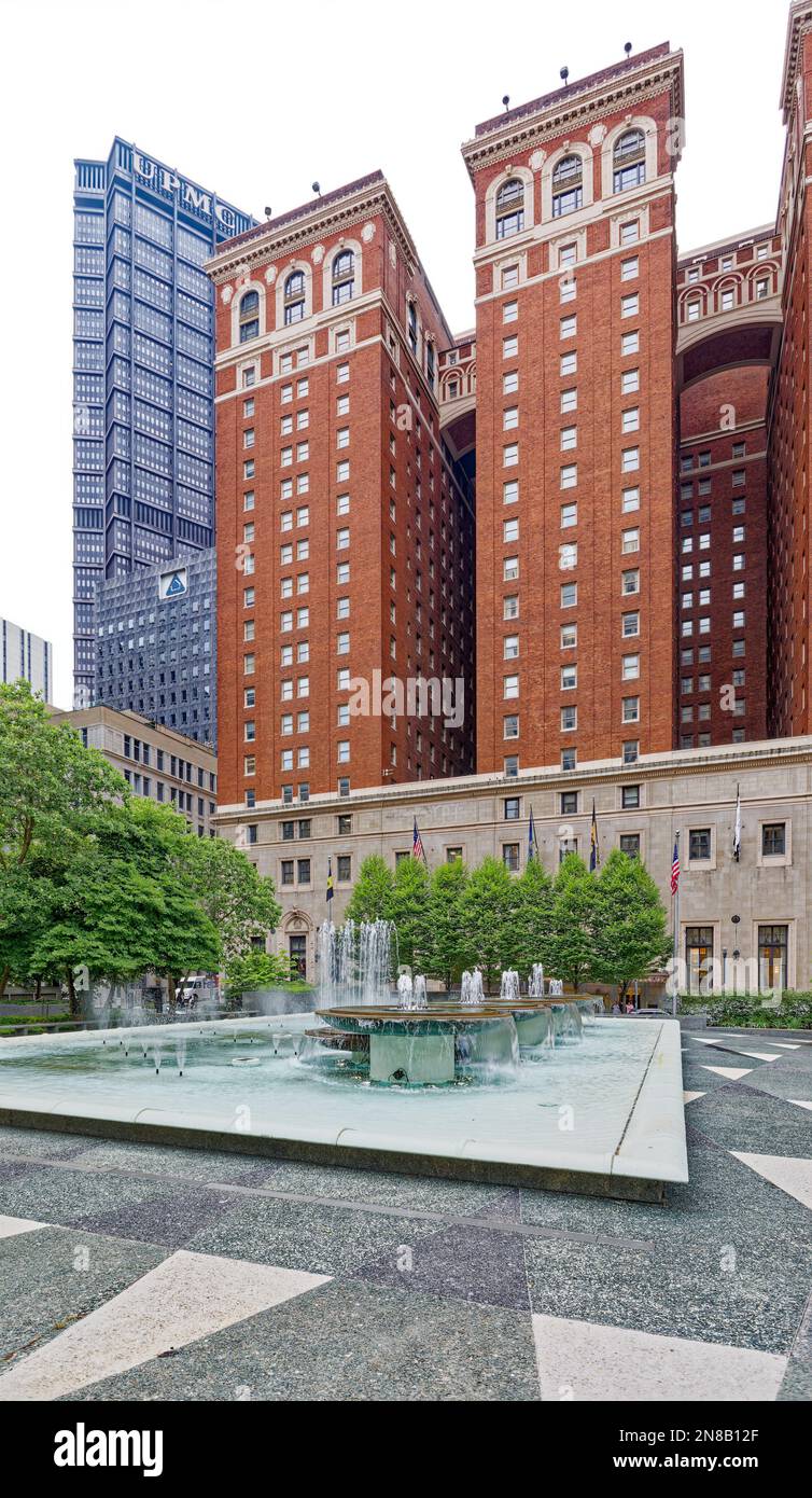 Das Omni William Penn Hotel, das Wahrzeichen von Pittsburgh, wurde in zwei Teilen gebaut: Die drei Türme gegenüber dem Mellon Square im Jahr 1916, die Grant Street im Jahr 1929. Stockfoto