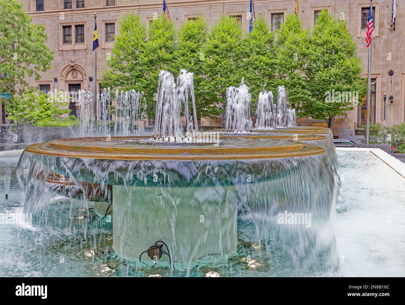 Das Omni William Penn Hotel, das Wahrzeichen von Pittsburgh, wurde in zwei Teilen gebaut: Die drei Türme gegenüber dem Mellon Square im Jahr 1916, die Grant Street im Jahr 1929. Stockfoto