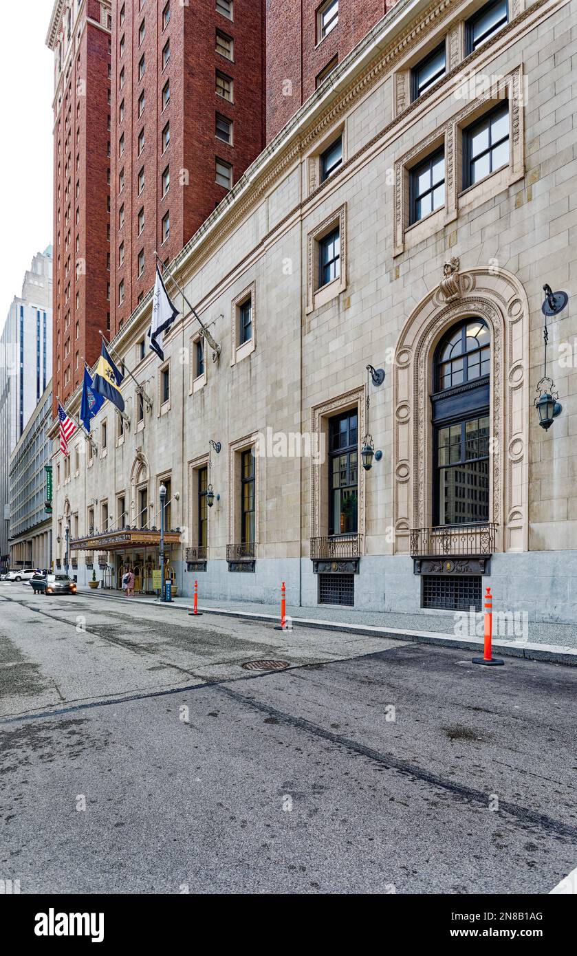 Das Omni William Penn Hotel, das Wahrzeichen von Pittsburgh, wurde in zwei Teilen gebaut: Die drei Türme gegenüber dem Mellon Square im Jahr 1916, die Grant Street im Jahr 1929. Stockfoto