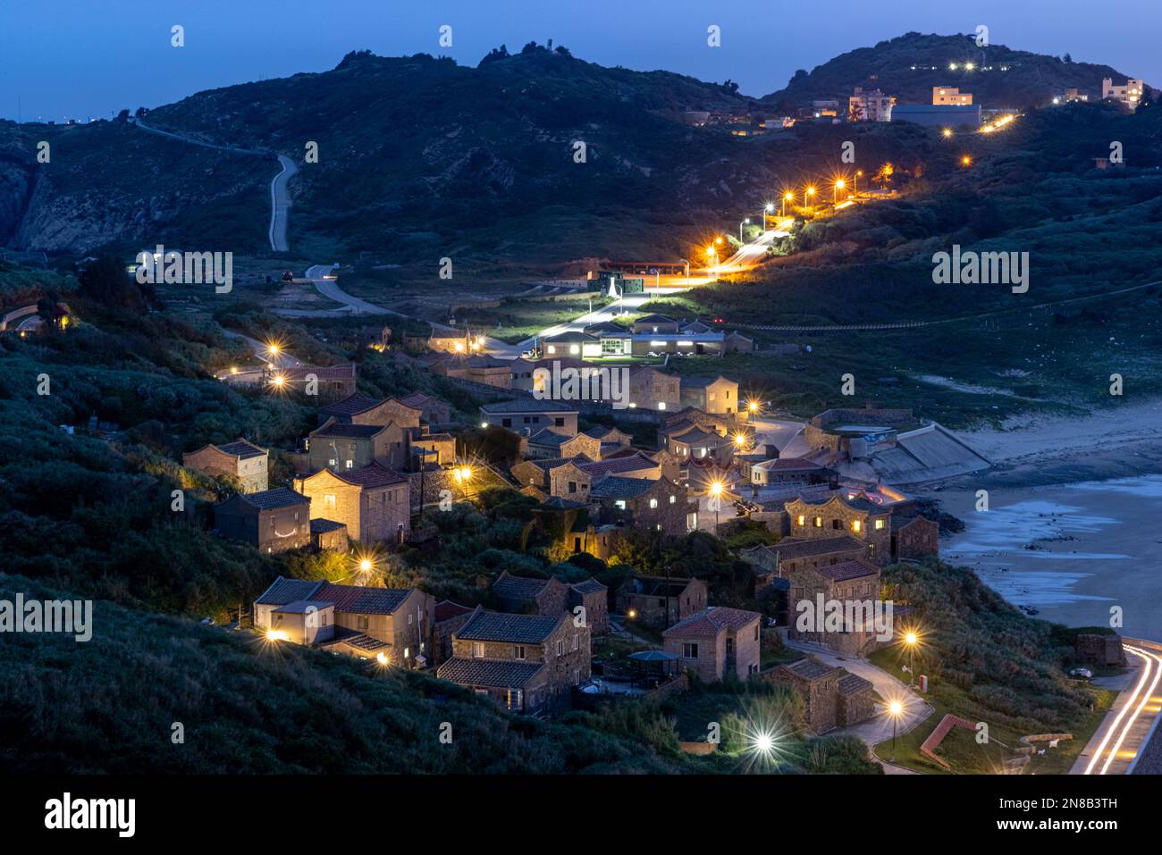 Ein wunderschöner Nachtsicht auf das Dorf Qinbi liegt auf der Beigan Insel Matsu, zwischen dem Berg Qin und dem Berg Bi. Stockfoto