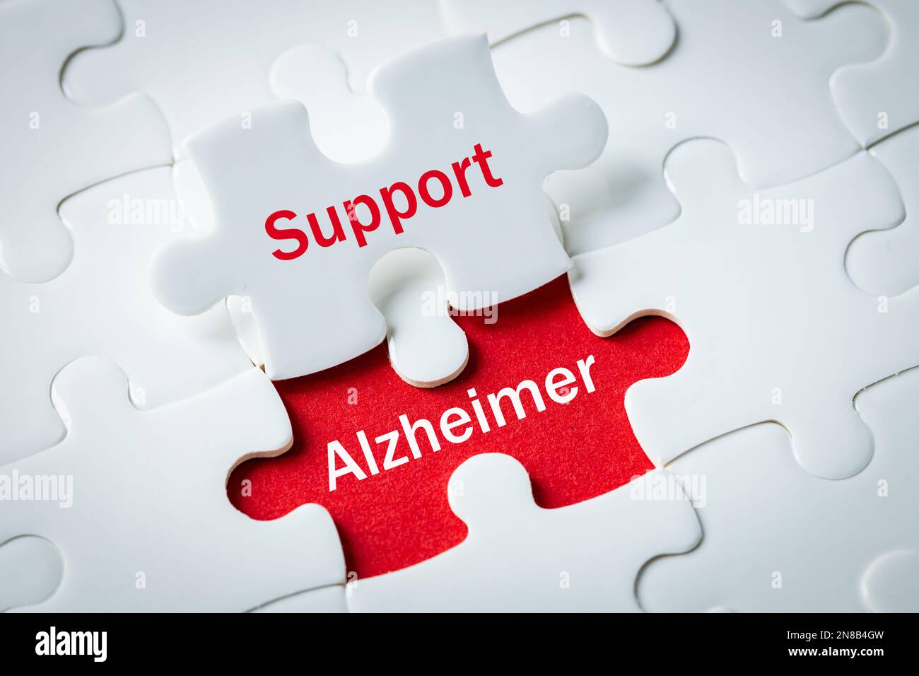 alzheimer-Krankheit, Puzzle mit exponierten Wörtern Support und alzheimer, Konzept, Hilfe und Unterstützung für ältere Menschen, die mit progressiver neurodermie zu kämpfen haben Stockfoto