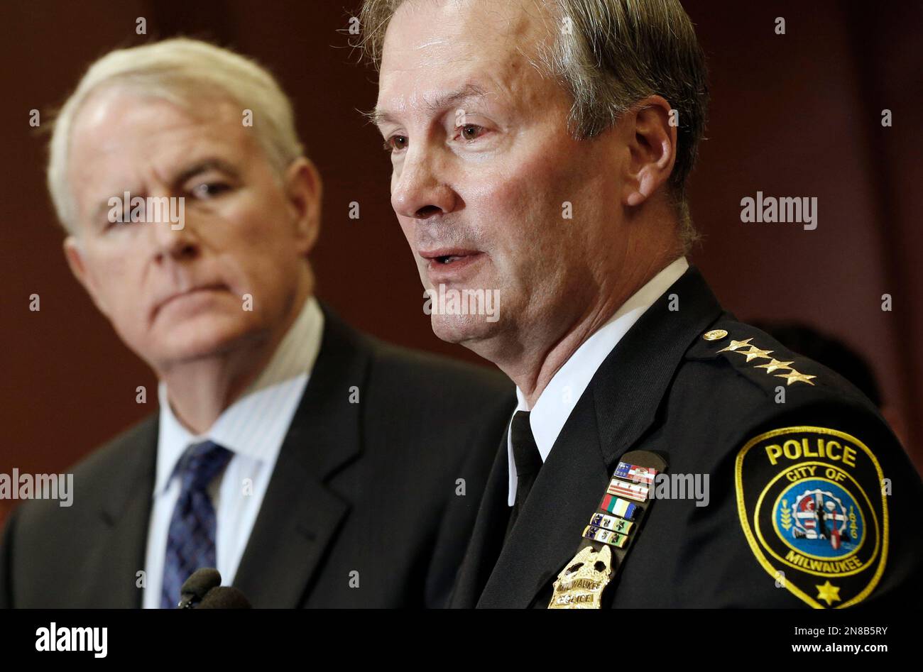 Minneapolis Mayor Tom Barrett, left, listens as Milwaukee Police Chief