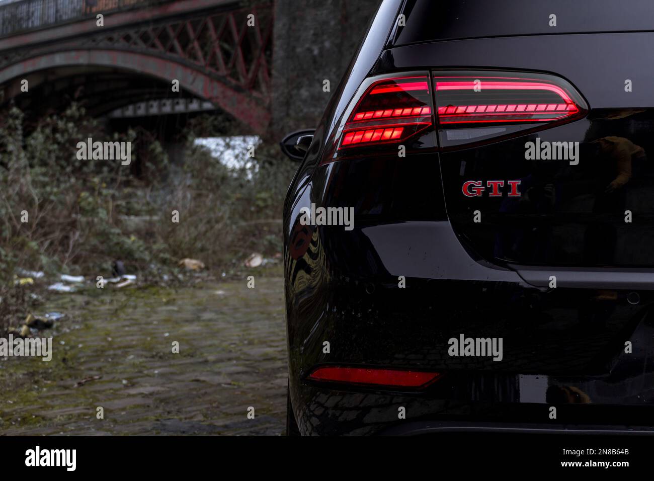 Das rote GTI-Abzeichen auf dem Kofferraumdeckel Eines 2020 Black Volkswagen Golf GTI Hatchback MK7,5 Stockfoto