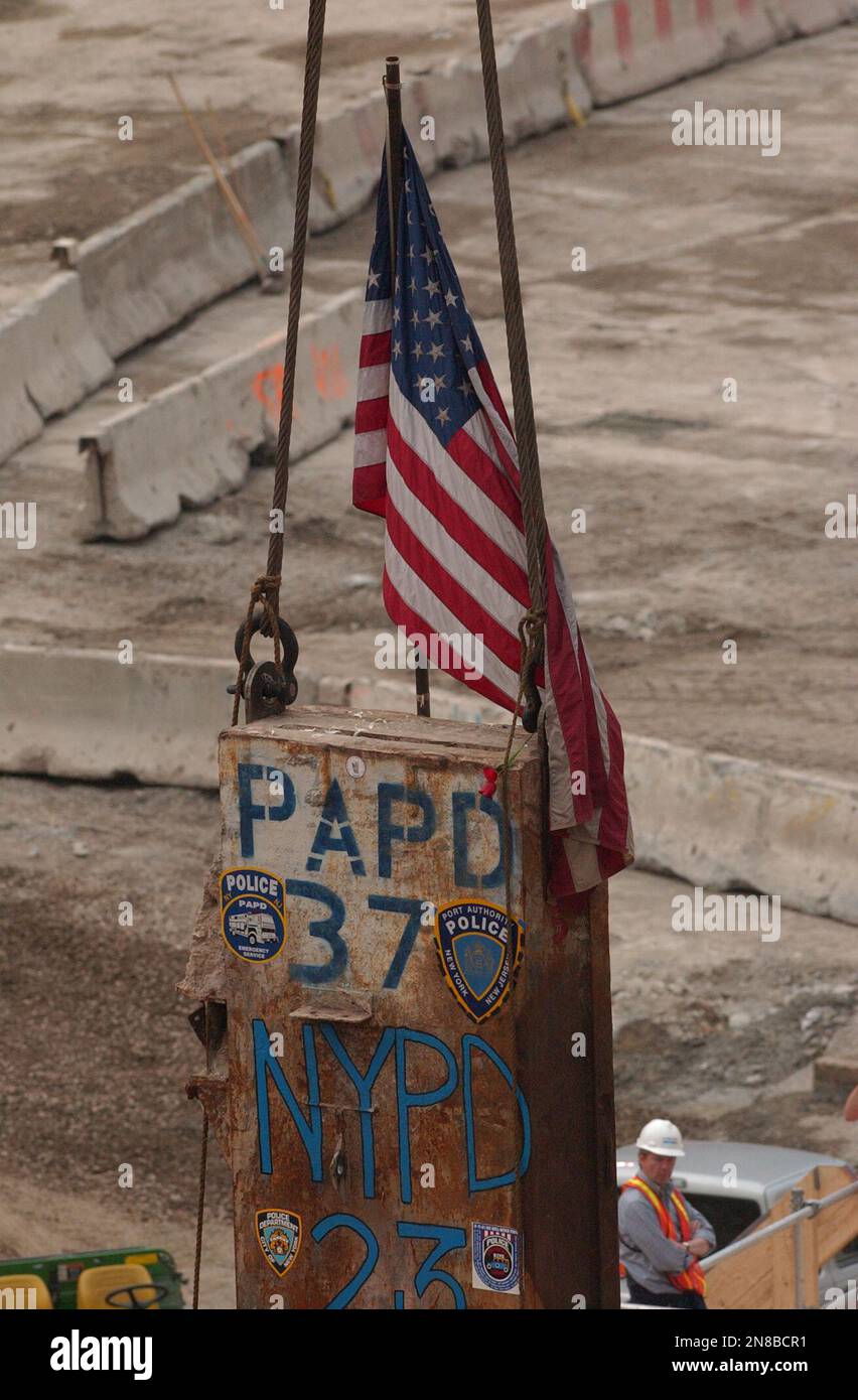 The American flag is seen from the top of the last remaining steel beam of the World Trade Center from Ground Zero Tuesday, May 28, 2002, in New York. (AP Photo/Kathy Willens) Stockfoto