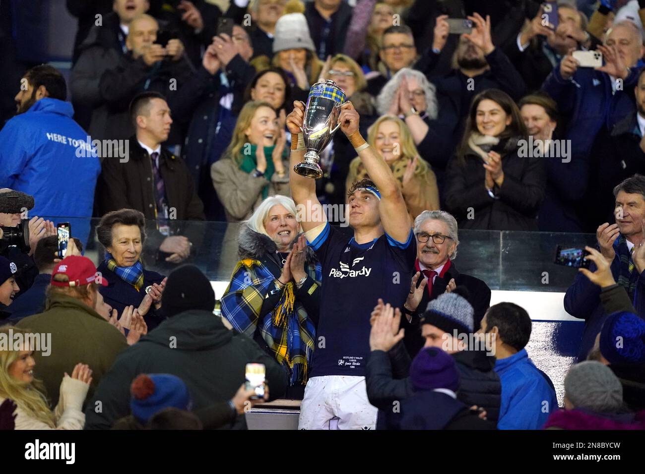 Schottischer Kapitän Jamie Ritchie hebt den Doddie Weir Cup nach dem Guinness Six Nations Match im BT Murrayfield, Edinburgh, Schottland. Foto: Samstag, 11. Februar 2023. Stockfoto