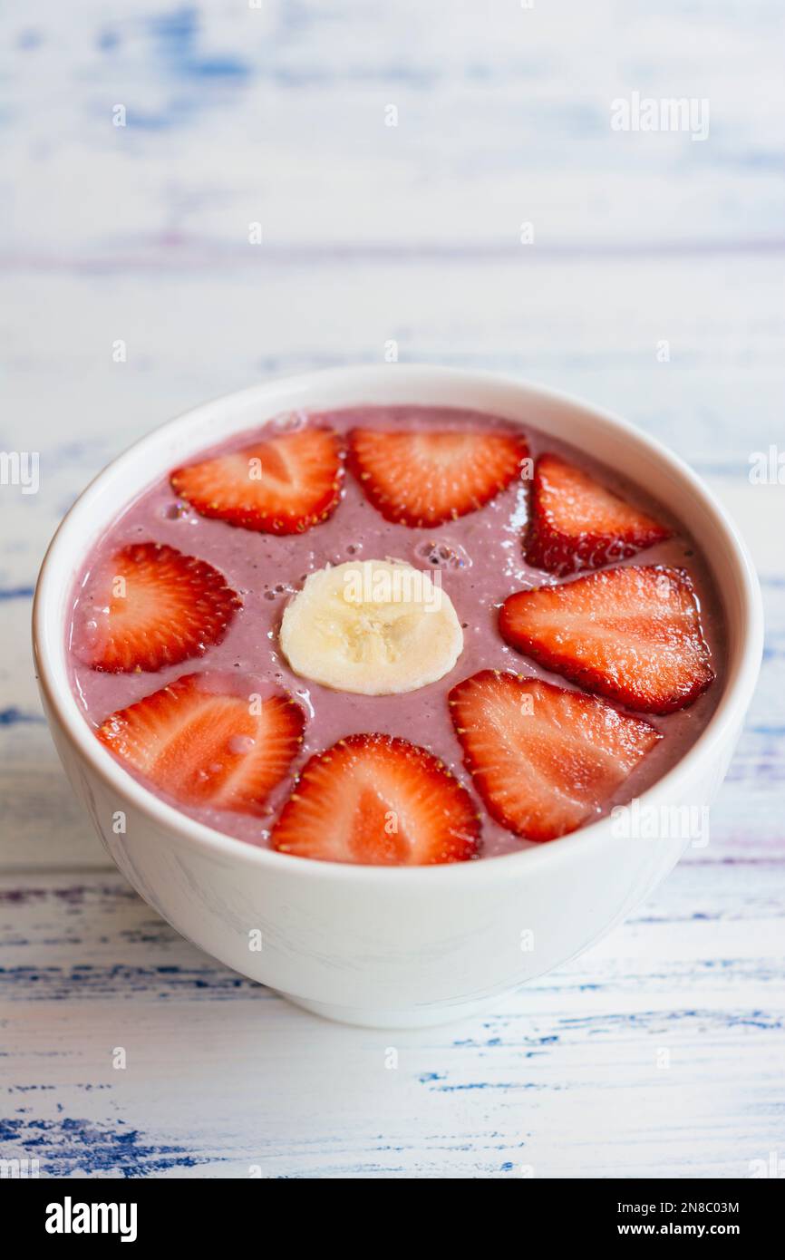 Smoothie Bowl mit Beeren und Erdbeeren und Banane Stockfoto