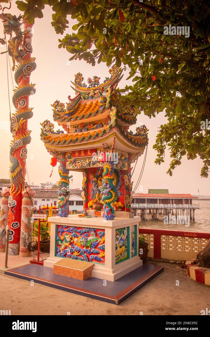 Der chinesische Tempel vor dem traditionellen holzhaus und Restaurant an der Küste in der Altstadt der Stadt Hua hin in der Provinz Prachua Stockfoto