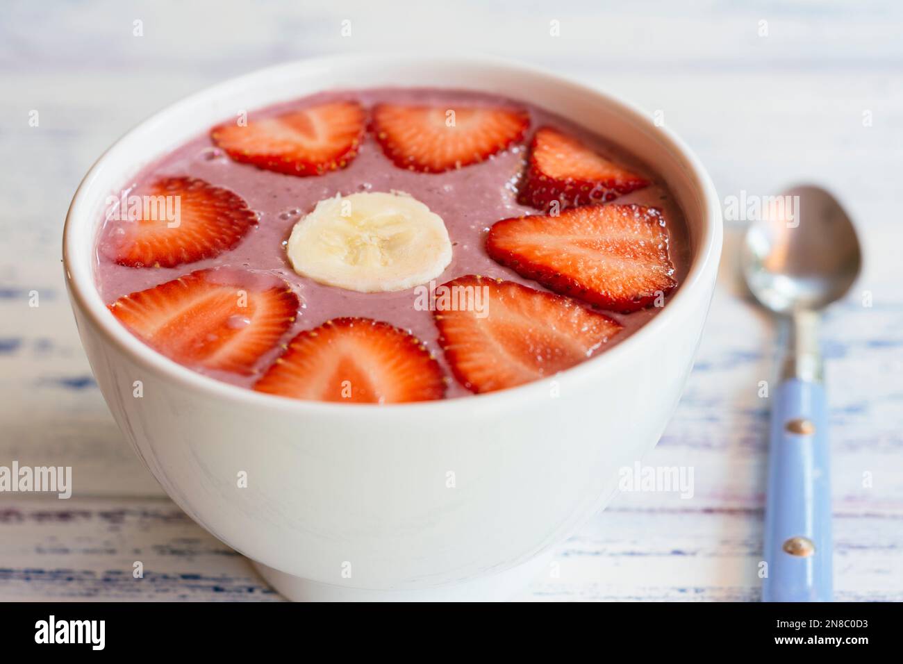 Smoothie Bowl mit Beeren und Erdbeeren und Banane Stockfoto