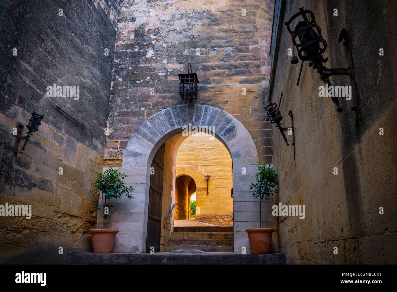 Almodovar del Rio, Provinz Cordoba, Andalusien, Spanien. Innenseite des Schlosses Almodovar. Das Schloss wurde als römisches Fort gegründet und entwickelte sich zu seiner heutigen Form Stockfoto