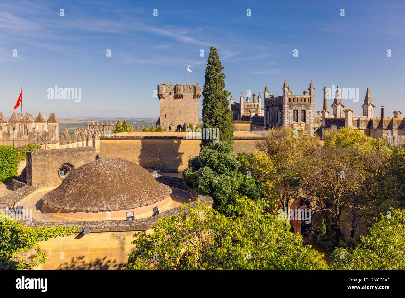 Almodovar del Rio, Provinz Cordoba, Andalusien, Spanien. Schloss Almodovar. Gesamtansicht. Das Kuppelgebäude ist die Kapelle. Der Turm mit der Flagge ist Stockfoto