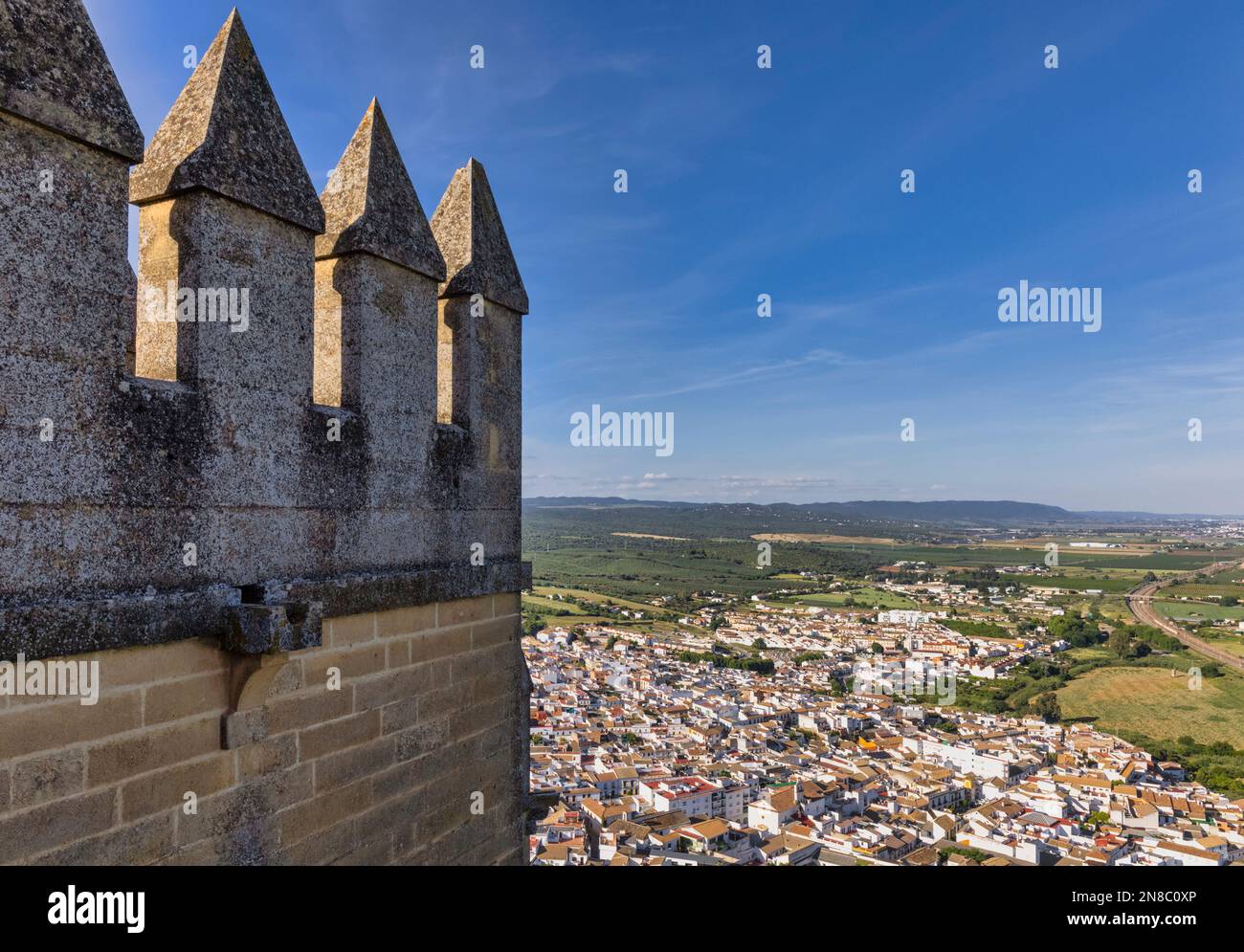 Almodovar del Rio, Provinz Cordoba, Andalusien, Spanien. Gesamtblick von den Festungsmauern der Burg Almodovar. Das Schloss wurde als römisches Fort gegründet Stockfoto