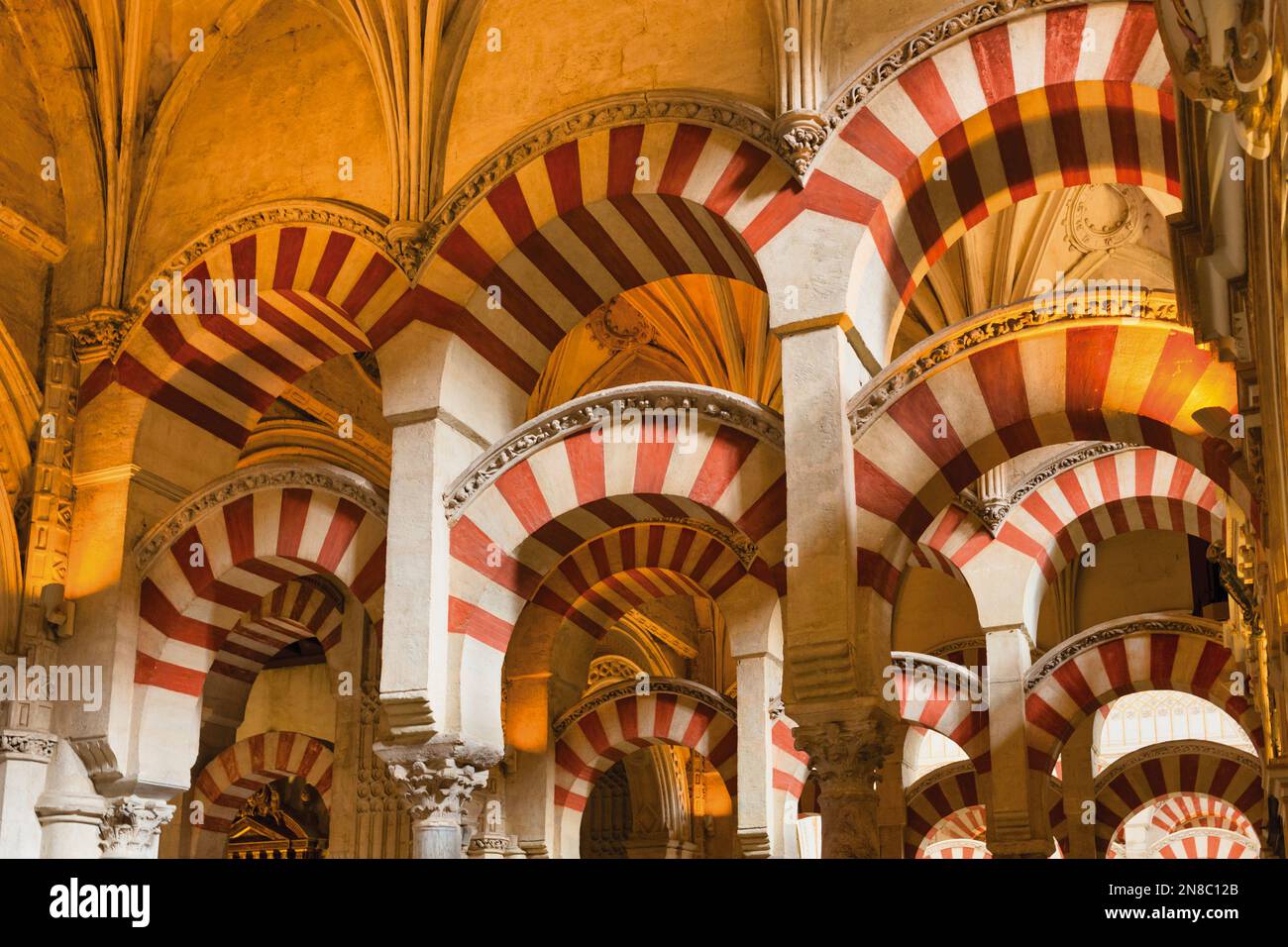 Innenseite der Großen Moschee von Cordoba oder La Mezquita, Cordoba, Provinz Cordoba, Andalusien, Südspanien. Das historische Zentrum von Cordoba ist eine UNI Stockfoto