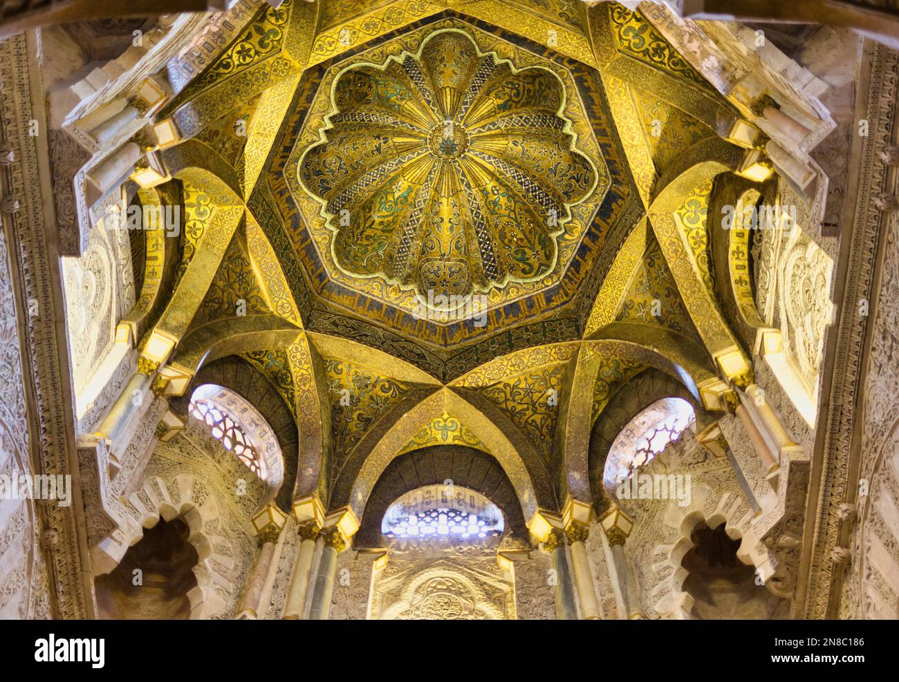 Innenseite der Großen Moschee von Cordoba oder La Mezquita, Cordoba, Provinz Cordoba, Andalusien, Südspanien. Kuppel des Mihrabs. Das historische Zentrum Stockfoto