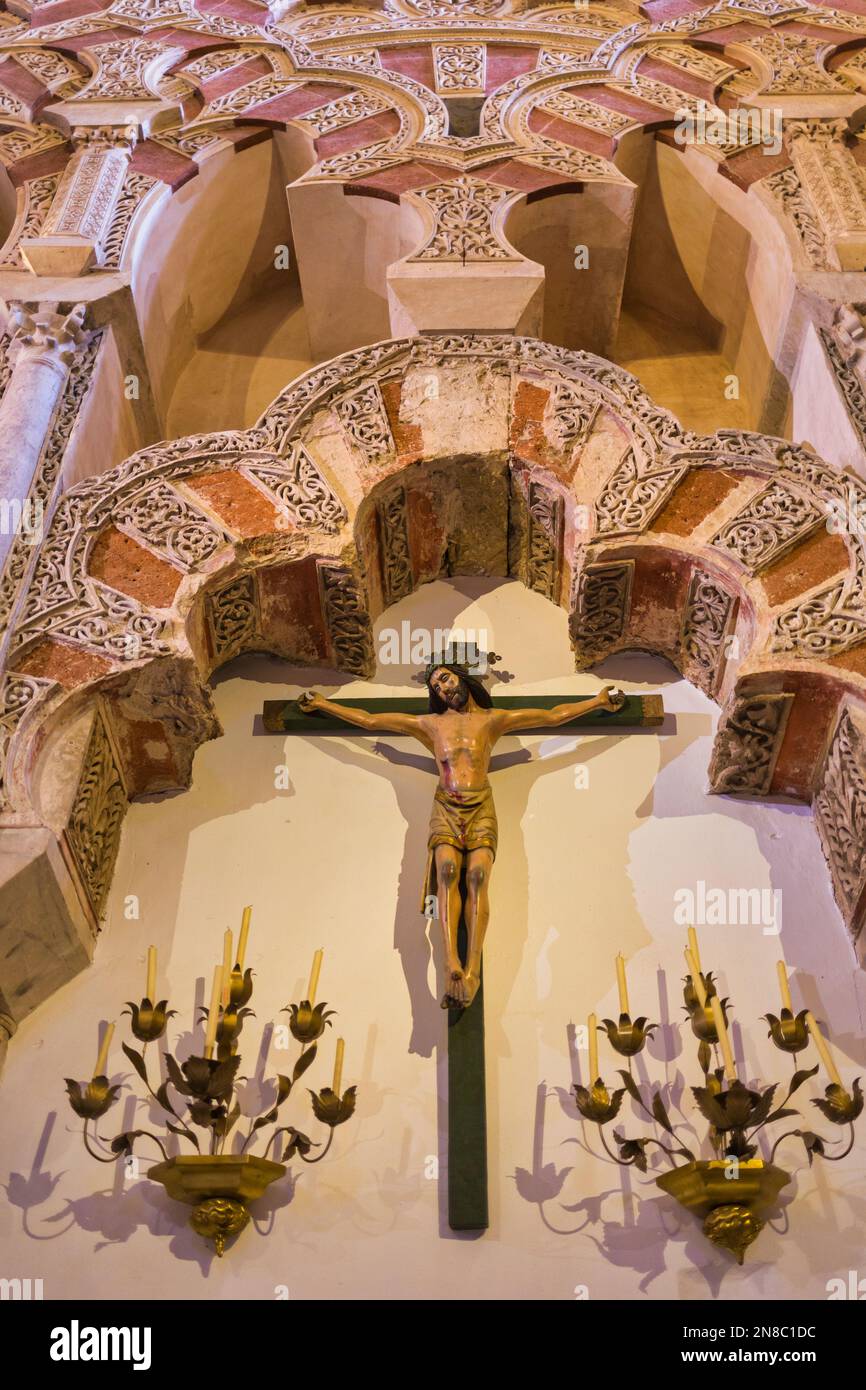 Christliche Kreuzigung unter maurischen architektonischen Elementen. Innere der Großen Moschee von Cordoba oder La Mezquita, Cordoba, Provinz Cordoba, Stockfoto