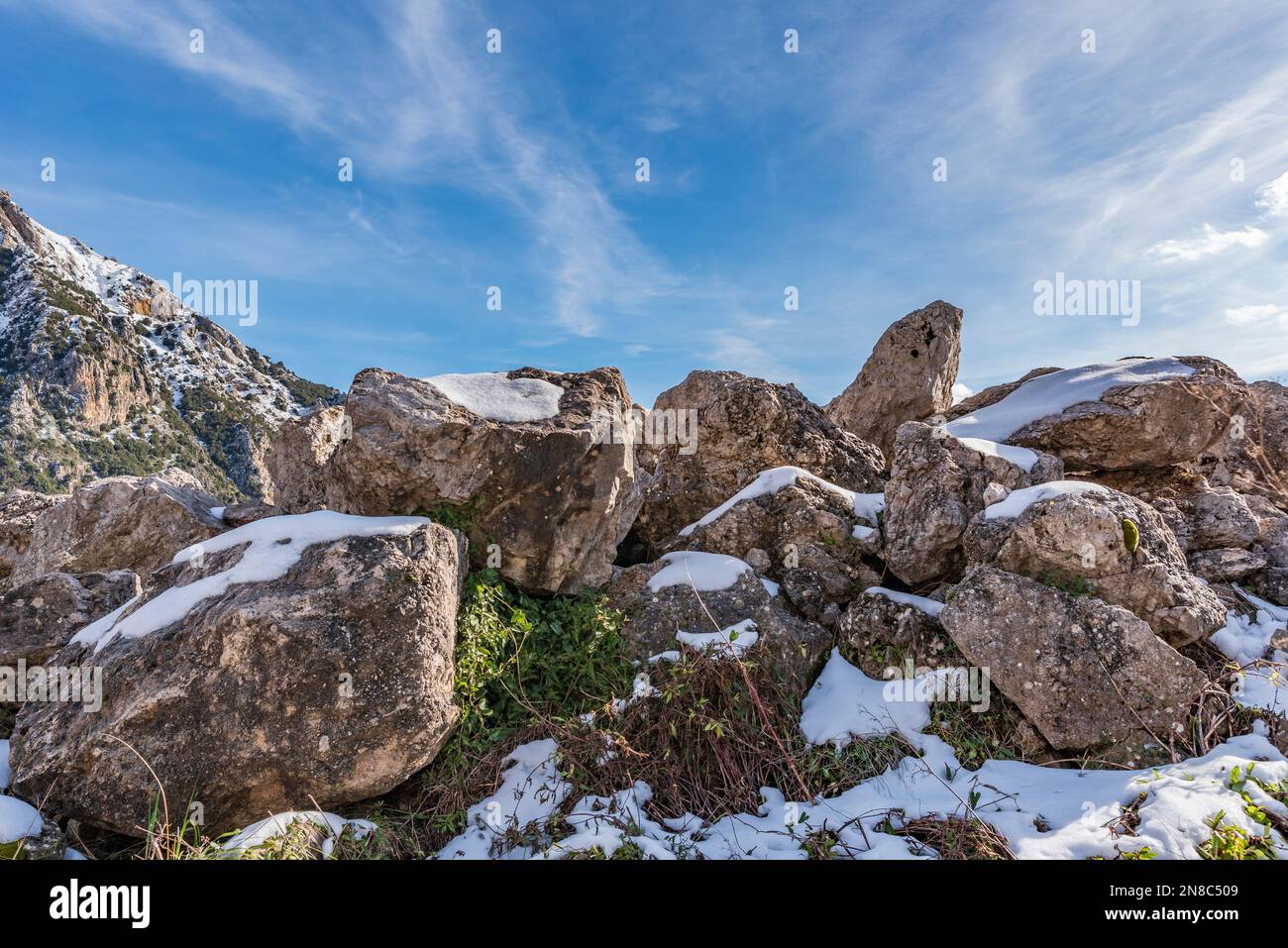 Verschneite Felsen im Madonie Park, Sizilien Stockfoto