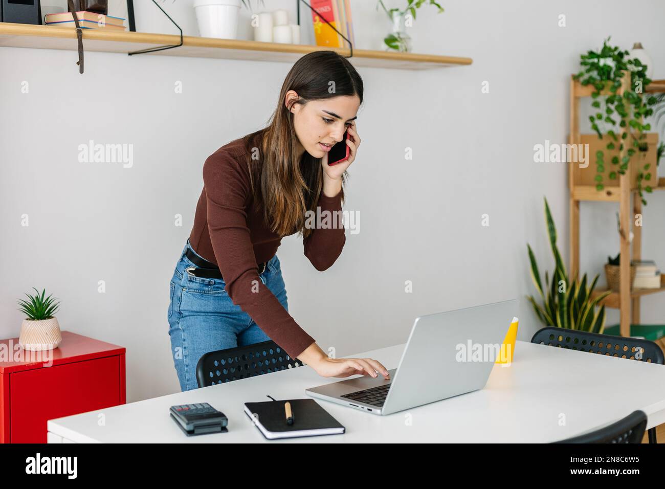Junge Geschäftsfrau, die im Home Office arbeitet Stockfoto