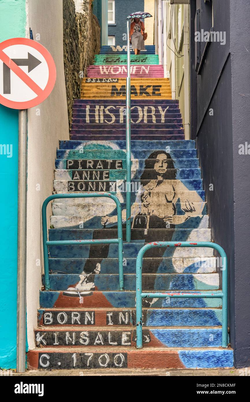 Gemälde auf Steintreppen erinnern an das Leben einer der berühmtesten Piraten der Welt, Anne Bonne. Kinsale. Co Cork, Irland. Stockfoto