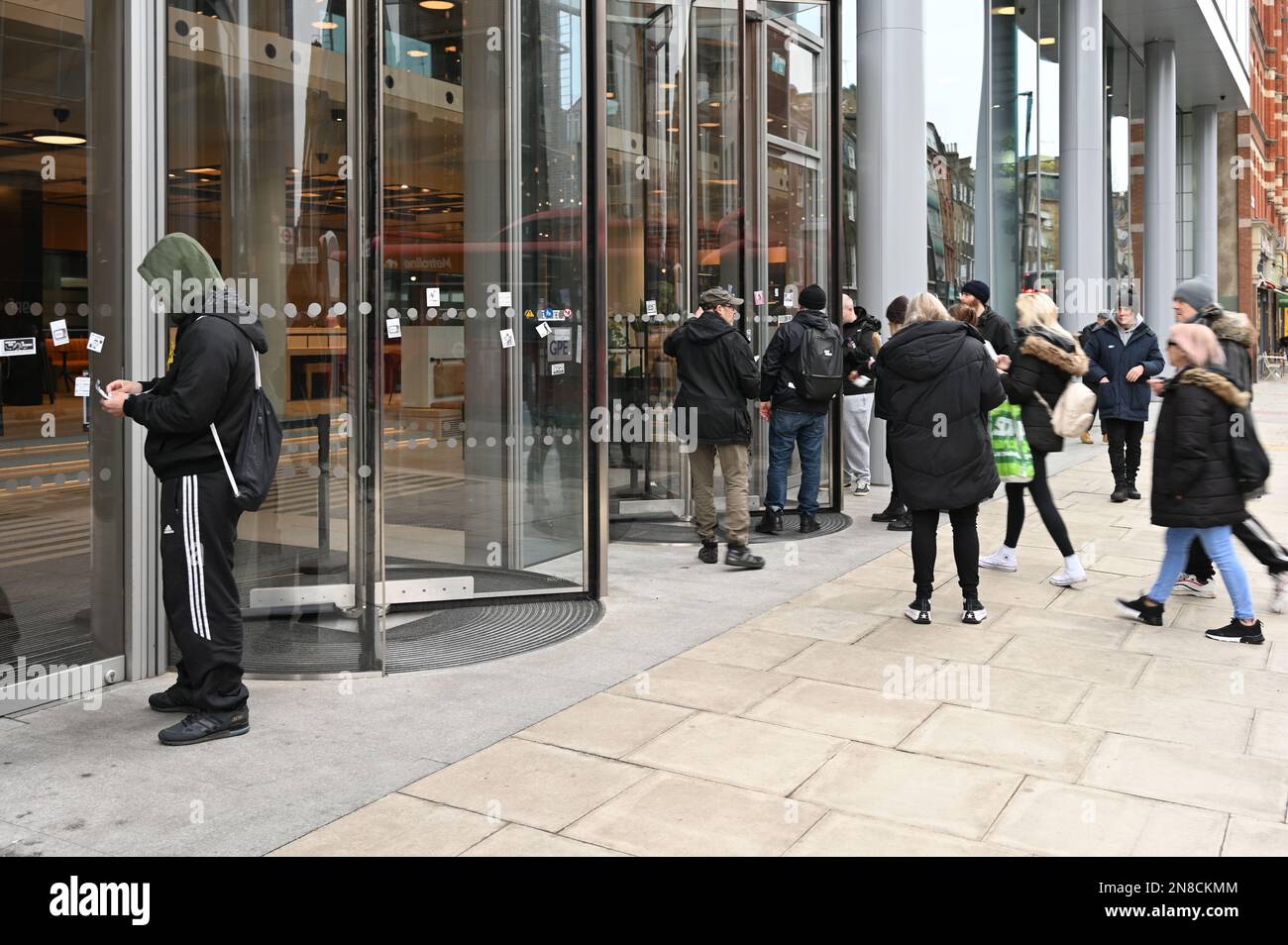 ITV News, London, Großbritannien. 11. Februar 2023 Verschwörungstheoretiker decken das Londoner ITV-Gebäude mit Aufklebern ab, auf denen steht: „Die Medien sind das Virus“. Demonstranten sagen, dass Journalisten „Lügen und Pädophilie fördern“ und „jeden anderen Standpunkt zensieren“. Die Medien sollten zwei Möglichkeiten haben, nicht nur für den dominanten Strom zu berichten oder zu argumentieren, der von der Elite der Medien ausgeht. Kredit: Siehe Li/Picture Capital/Alamy Live News Stockfoto