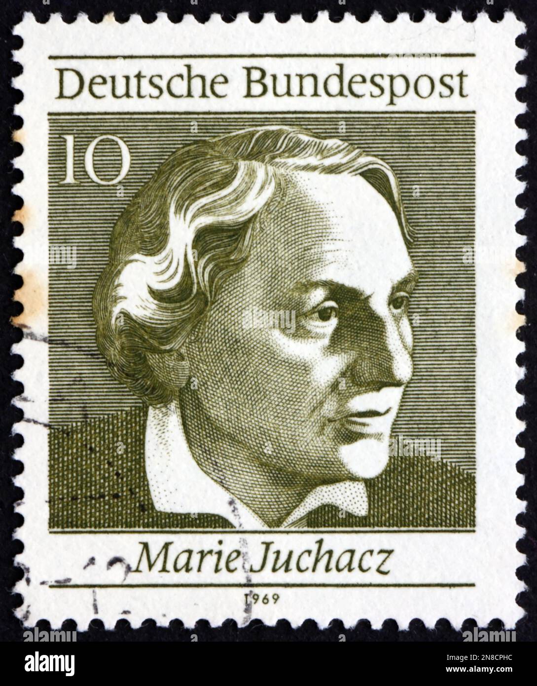 DEUTSCHLAND - CIRCA 1969: Ein in Deutschland gedruckter Stempel zeigt, dass Marie Juchacz (1879-1956) eine deutsche Sozialreformerin war, die erste weibliche Reichstagsmitglied war Stockfoto