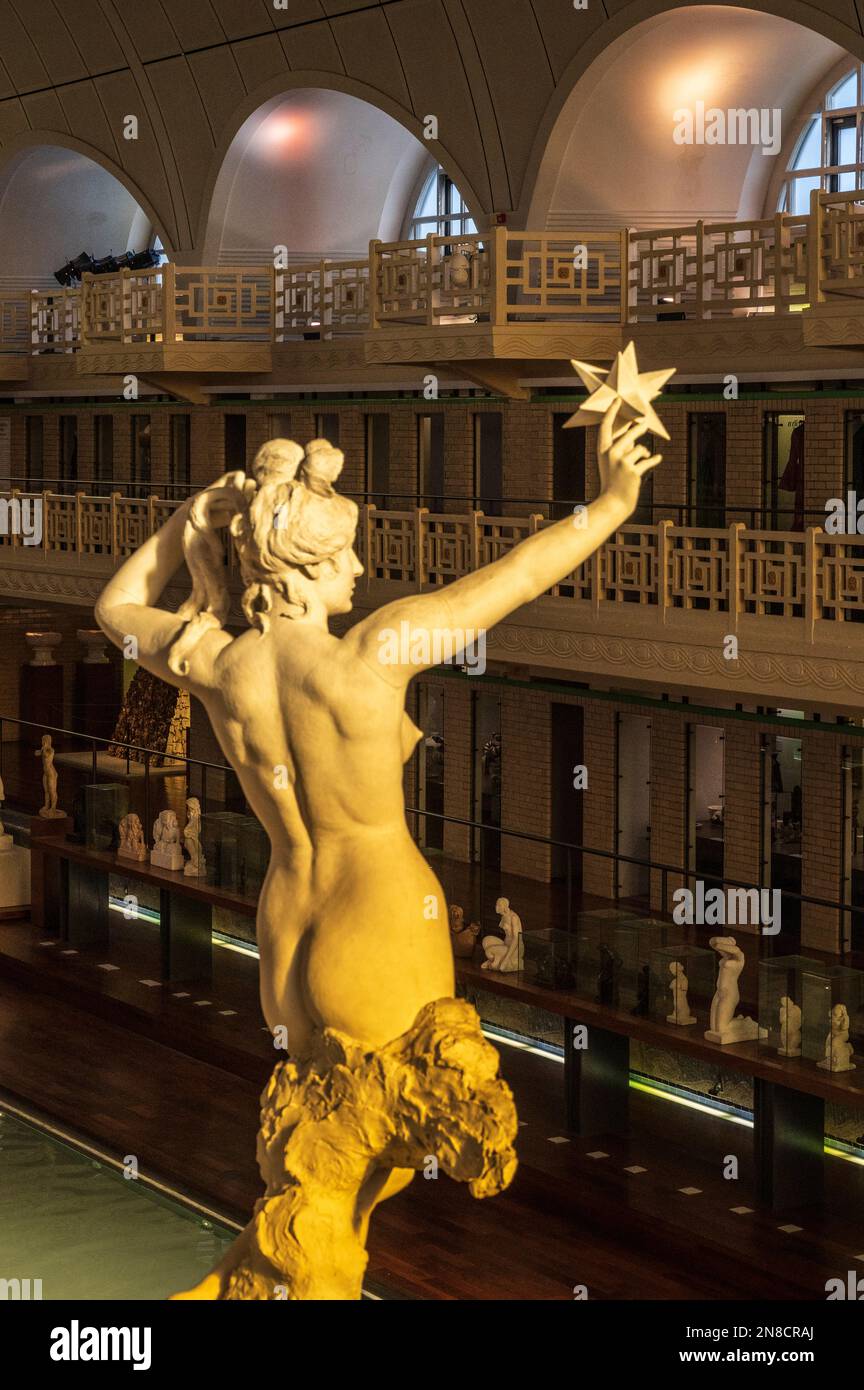 Weibliche Statue im La Piscine, dem außergewöhnlichen Kunstmuseum von Roubaix, Nordfrankreich, im ehemaligen öffentlichen Hallenbad der Stadt Stockfoto