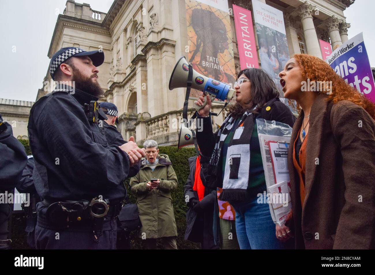 London, Großbritannien. 11. Februar 2023. Pro-LGBTQ-Protestler singen während der Demonstration Slogans. LGBTQ-Demonstranten inszenierten einen Gegenprotest gegen die rechtsextreme Gruppe Patriotic Alternative, deren Mitglieder sich außerhalb von Tate Britain versammelten, um gegen die Kinderautorin Aida H Dee zu protestieren, die von Tate als Teil der Drag Queen Story Hour für kleine Kinder gebucht wurde. (Foto: Vuk Valcic/SOPA Images/Sipa USA) Guthaben: SIPA USA/Alamy Live News Stockfoto