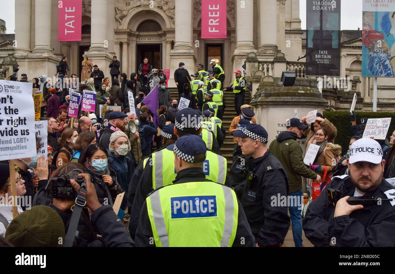 London, Großbritannien. 11. Februar 2023. Die Aufruhr-Polizei zieht während der Demonstration ein, um zwei Gruppen von Demonstranten zu trennen. LGBTQ-Demonstranten inszenierten einen Gegenprotest gegen die rechtsextreme Gruppe Patriotic Alternative, deren Mitglieder sich außerhalb von Tate Britain versammelten, um gegen die Kinderautorin Aida H Dee zu protestieren, die von Tate als Teil der Drag Queen Story Hour für kleine Kinder gebucht wurde. (Foto: Vuk Valcic/SOPA Images/Sipa USA) Guthaben: SIPA USA/Alamy Live News Stockfoto