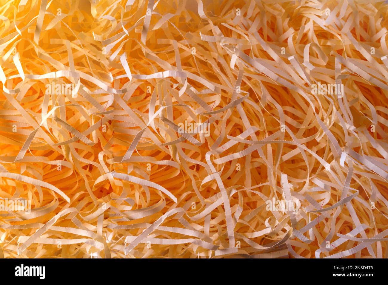 Top View Papier und Holz geschredderte Texturspäne Hintergrund, flach gelegt. Stockfoto