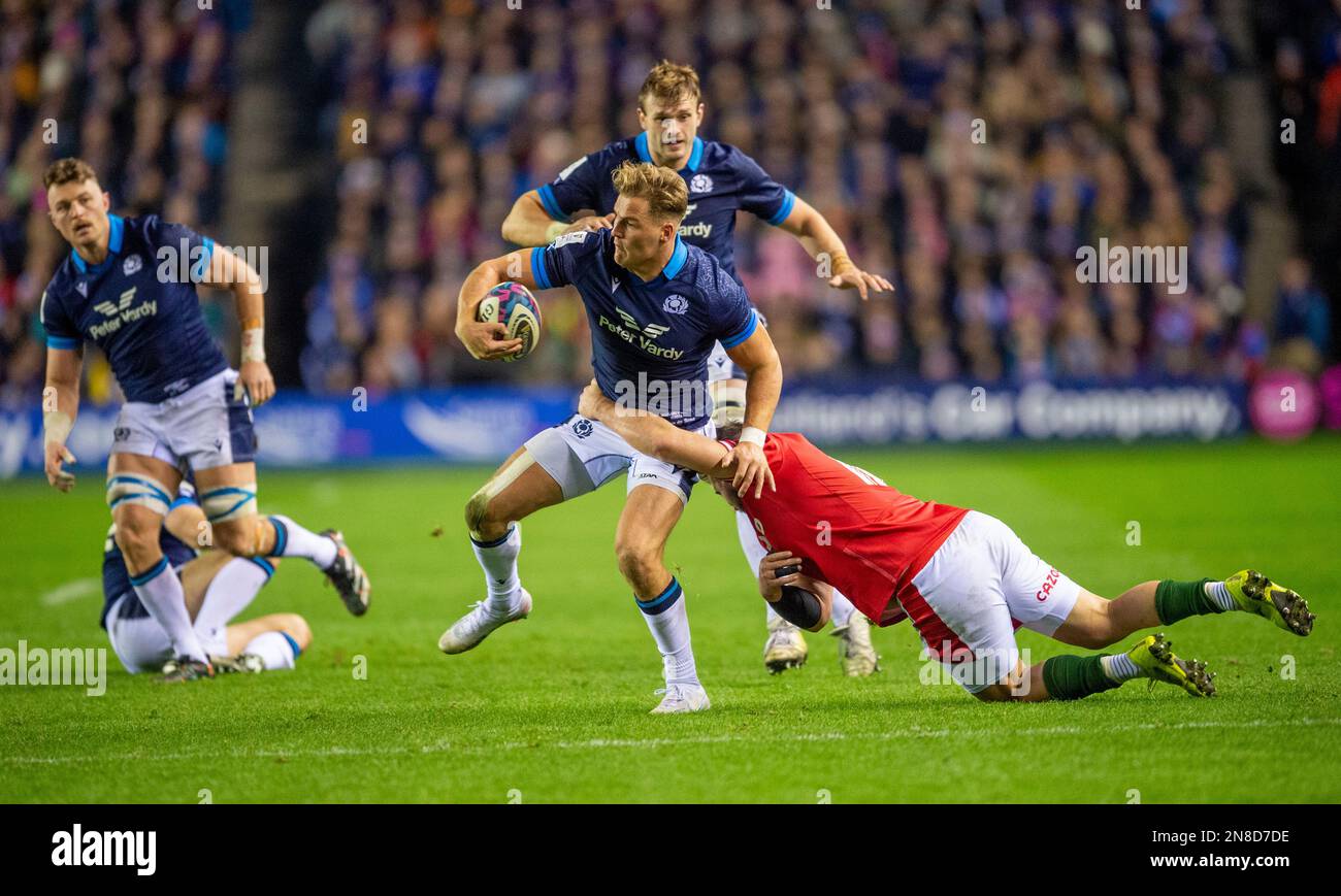 11. Februar 2023: Guinness Six Nations 2023. ScotlandÕs Duhan van der Merwe wird während des Spiels Schottland gegen Wales, Guinness Six Nations bei BT Murrayfield, Edinburgh, angegriffen. Kredit: Ian Rutherford Alamy Live News Stockfoto