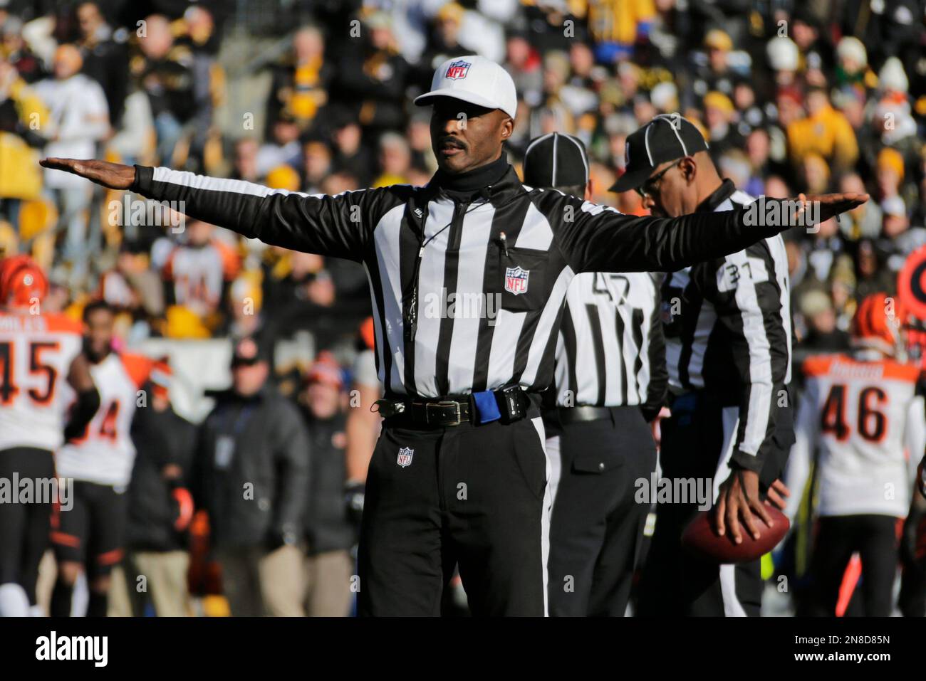 Referee Mike Carey calls a penalty during the first quarter of an NFL football game between the Pittsburgh Steelers and Cincinnati Bengals in Pittsburgh, Sunday, Dec 23, 2012. (AP Photo/Gene J. Puskar) Stockfoto