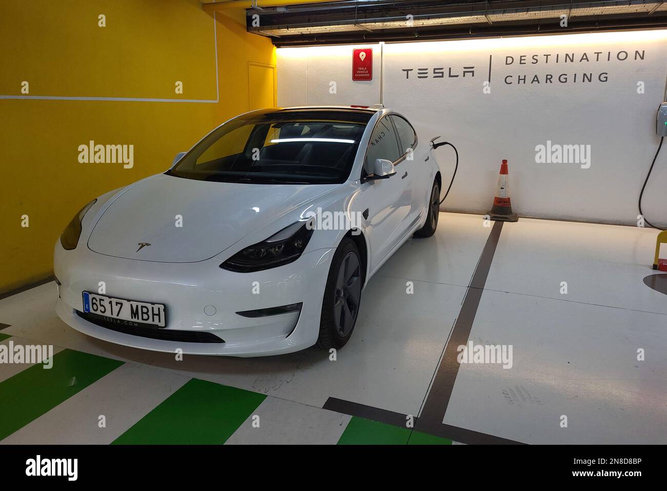 Tesla Model 3 ist im Einkaufszentrum Larios an das Stromnetz angeschlossen. Málaga, Spanien. Stockfoto