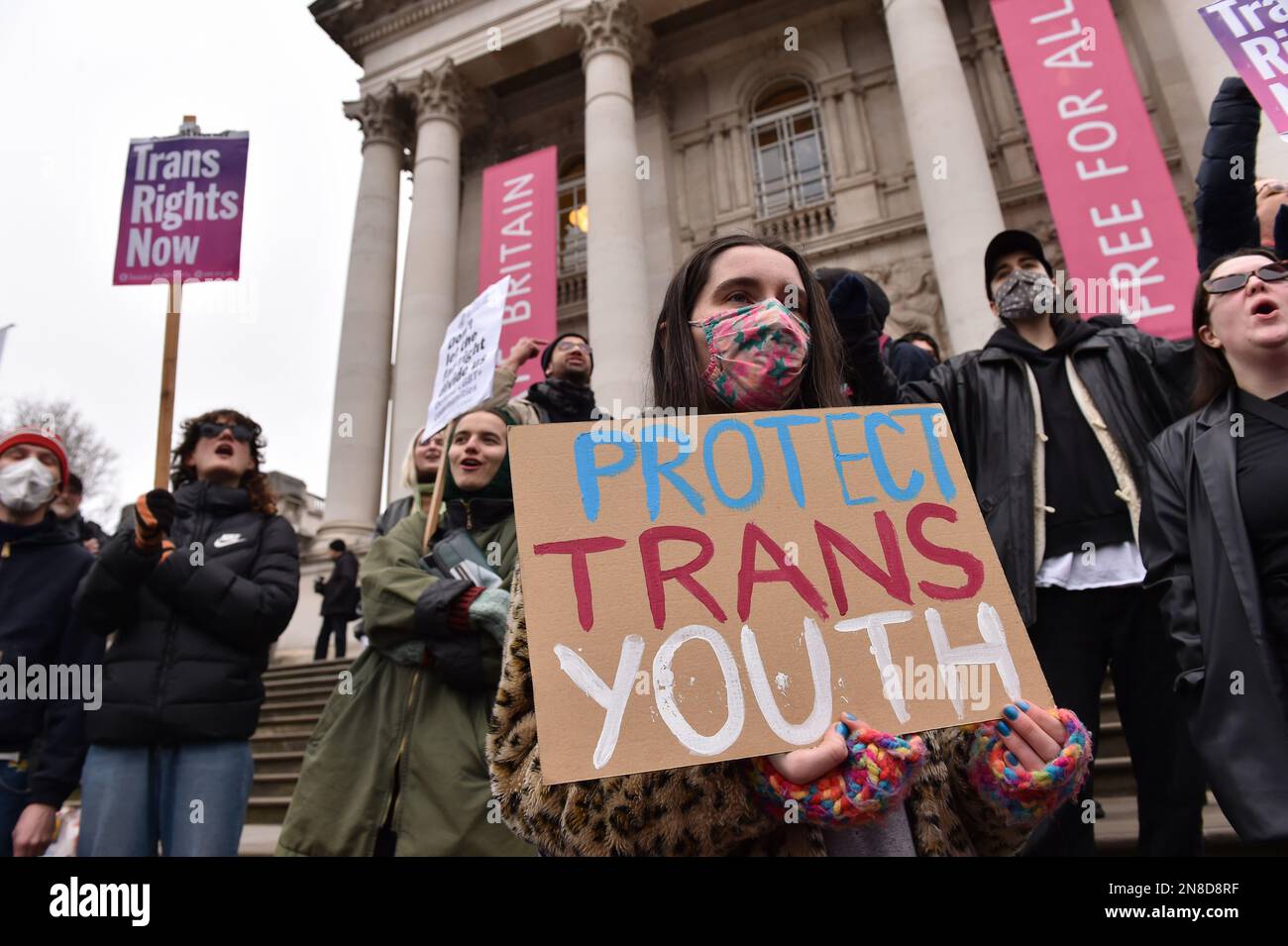 London, England, Großbritannien. 11. Februar 2023. Während der Demonstration hält der Demonstrante ein Plakat mit der Aufschrift Protect Trans Youth. Pro-trans-Aktivisten wehren sich gegen den Protest gegen die patriotische alternative nationalistische Bewegung während der Drag Queen Story Hour, die von Autorin Aida H Dee alias Sab Samuel bei Tate Britain ausgerichtet wurde. Bei dieser Veranstaltung ziehen Künstler im ganzen Land Bücher zu Kindern. (Kreditbild: © Thomas Krych/ZUMA Press Wire) NUR REDAKTIONELLE VERWENDUNG! Nicht für den kommerziellen GEBRAUCH! Kredit: ZUMA Press, Inc./Alamy Live News Stockfoto