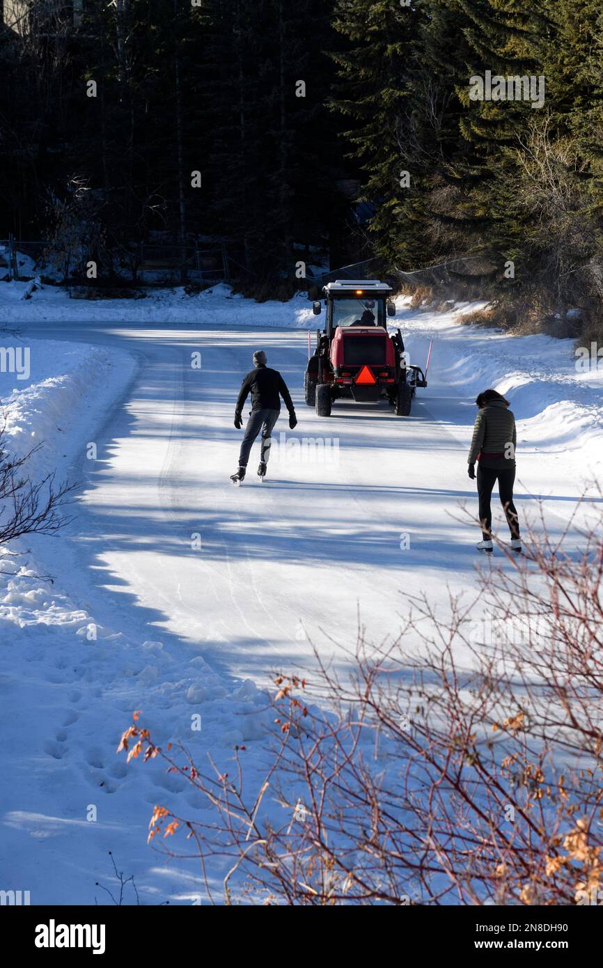 Instandhaltungstechniker von Stadtparks, die den Eislaufteich im Bowness Park, Calgary, Alberta, Kanada, im Freien wiederbeleben Stockfoto