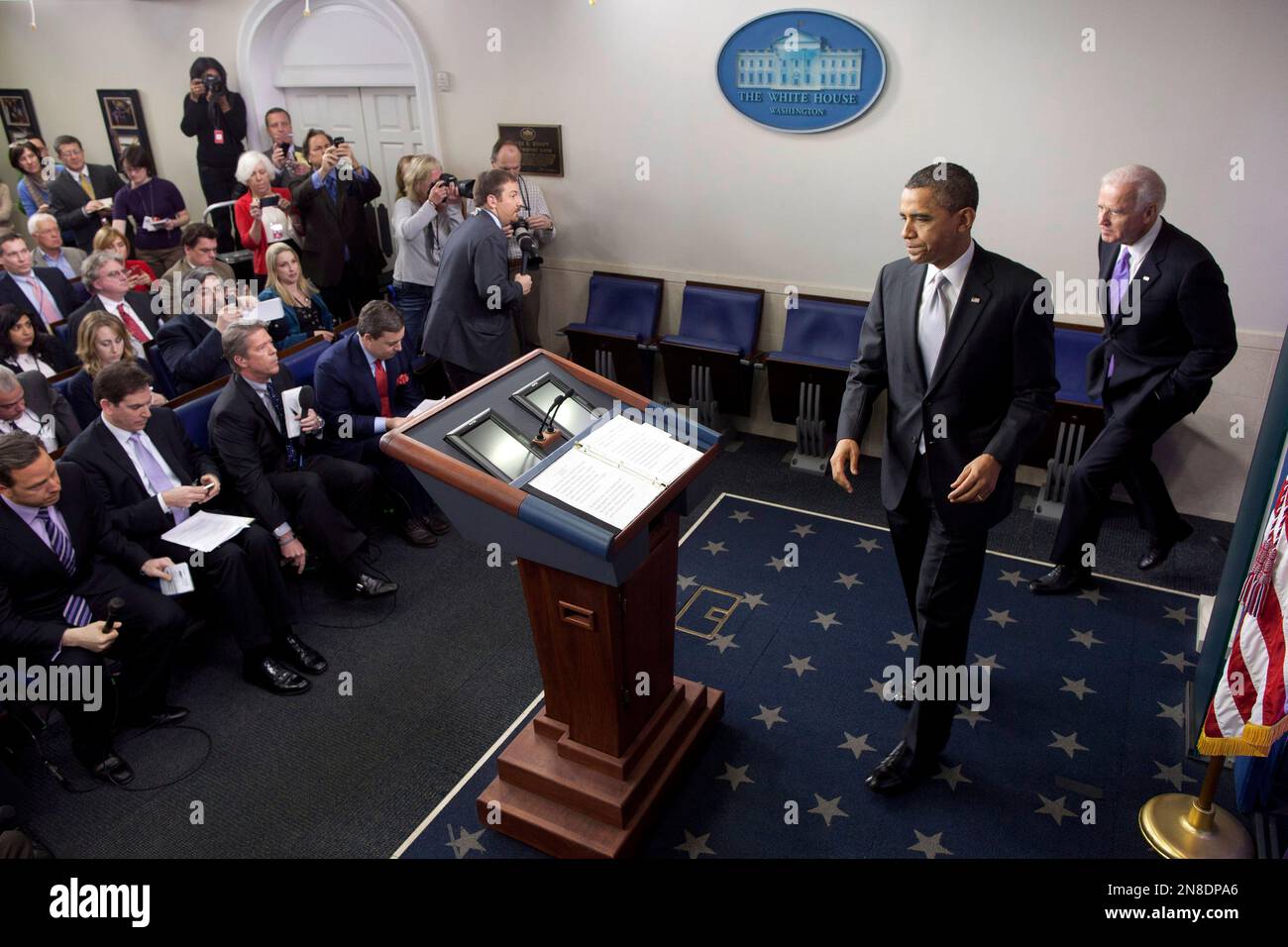 President Barack Obama arrives with Vice President Joe Biden to make a statement in the Brady Press Briefing Room about policies he will pursue following the Newtown, Ct., school shootings, Wednesday, Dec. 19, 2012, at the White House in Washington. (AP Photo/Charles Dharapak) Stockfoto