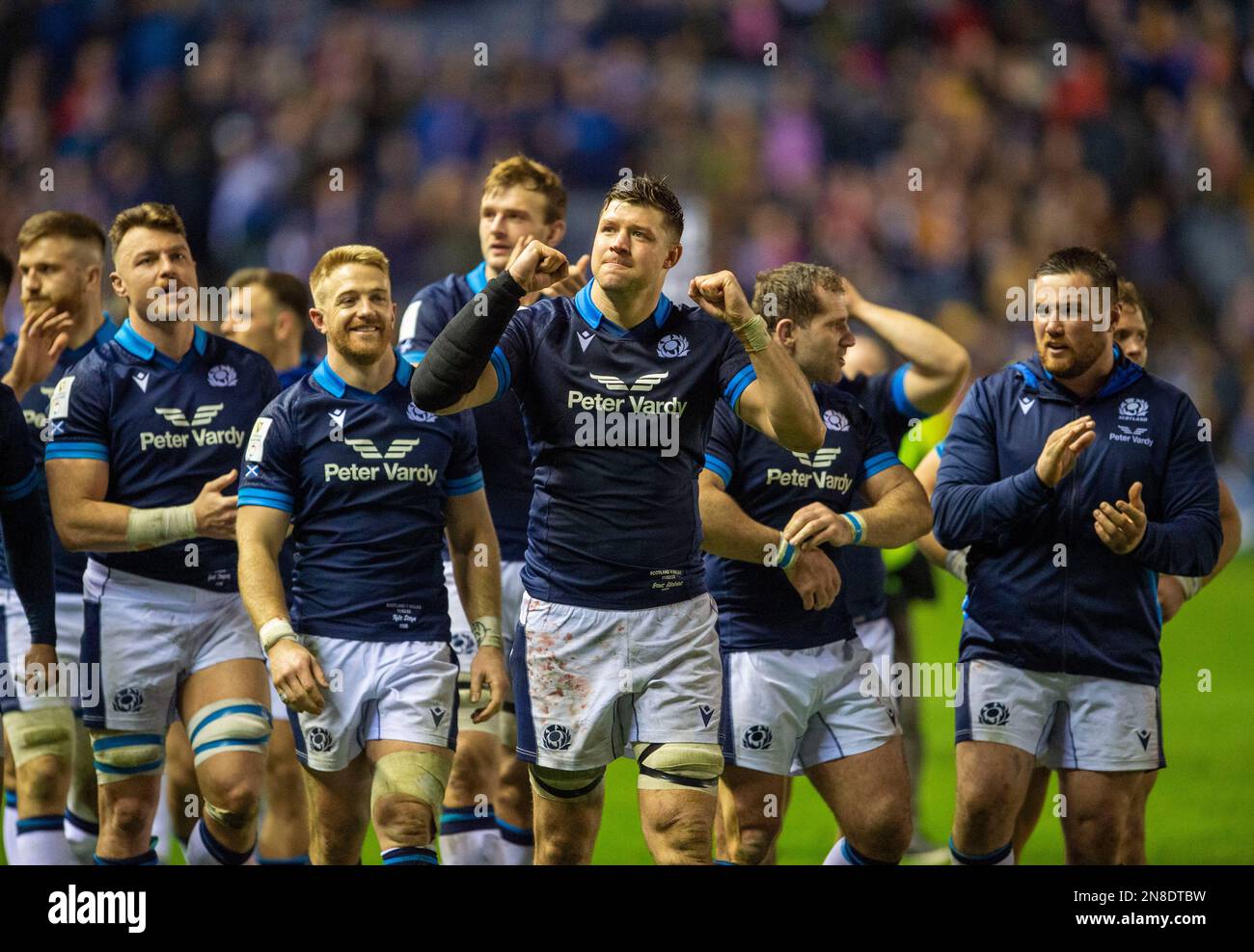 11. Februar 2023: Guinness Six Nations 2023. ScotlandÕs Grant Gilchrist feiert nach dem Spiel The Scotland gegen Wales mit seinen Teamkollegen das Spiel Guinness Six Nations bei BT Murrayfield in Edinburgh. Kredit: Ian Rutherford Alamy Live News Stockfoto