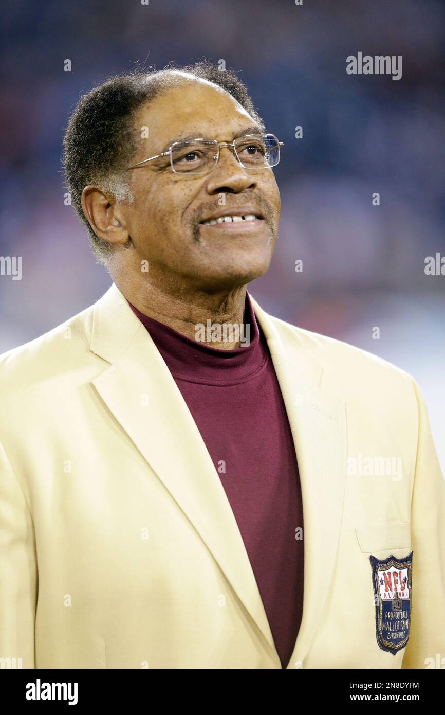 Former Houston Oilers defensive end Elvin Bethea takes part in a ceremony honoring the Tennessee Titans/Houston Oilers Hall of Fame players at halftime of an NFL football game between the Titans and the New York Jets on Tuesday, Dec. 18, 2012, in Nashville, Tenn. (AP Photo/Wade Payne) Stockfoto