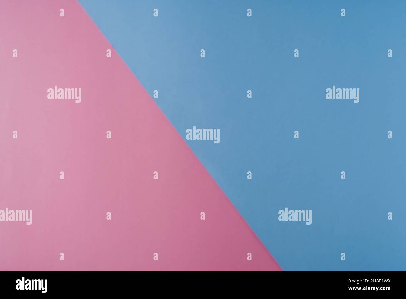 Hintergrund aus blauem und rosafarbenem Papier in Pastellfarben, geometrisches Muster Stockfoto