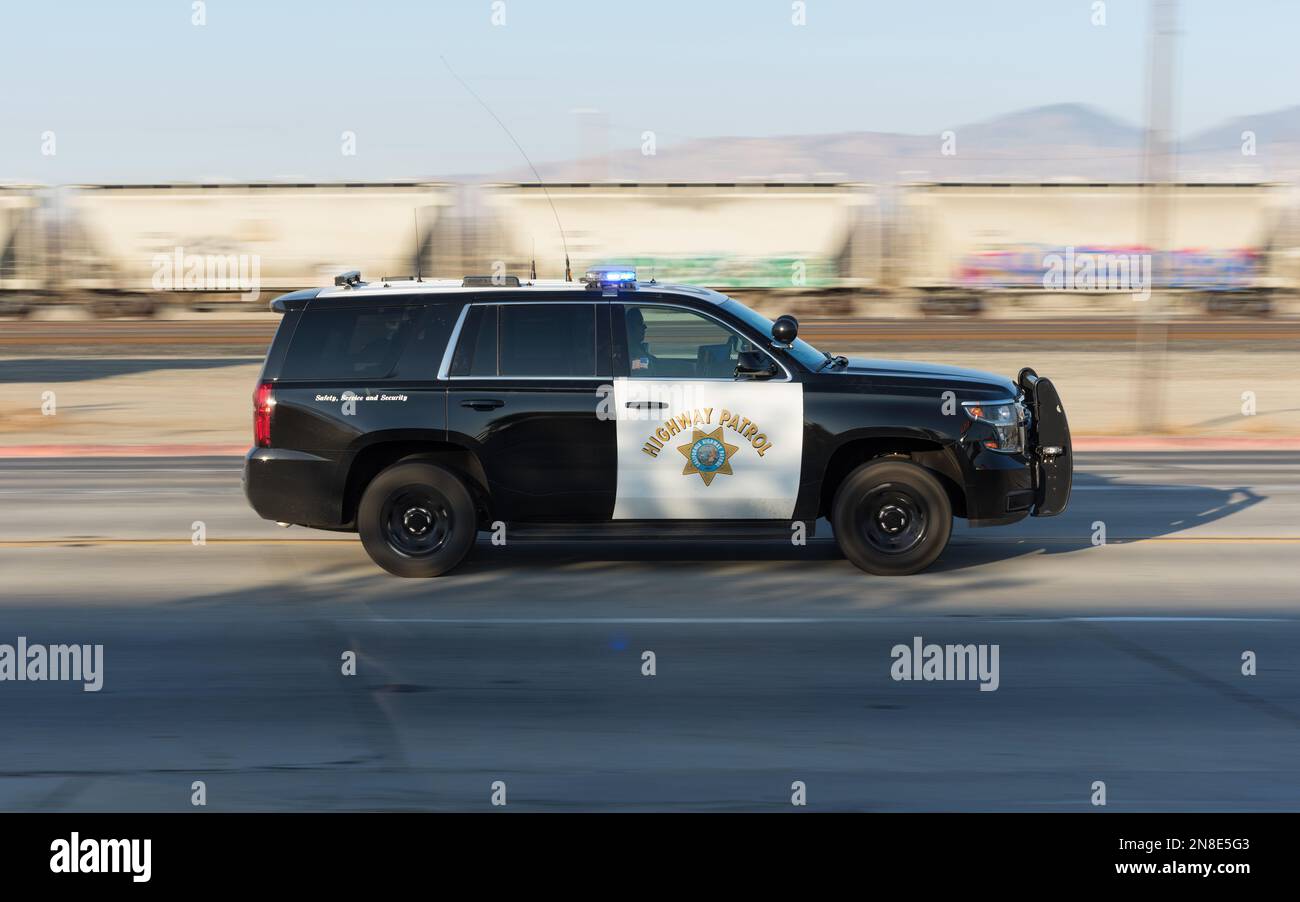 Mojave, Kalifornien, USA - 1. Oktober 2021: California Highway Patrol Fahrzeug fährt auf der California State Route 14 in Kern County. Stockfoto