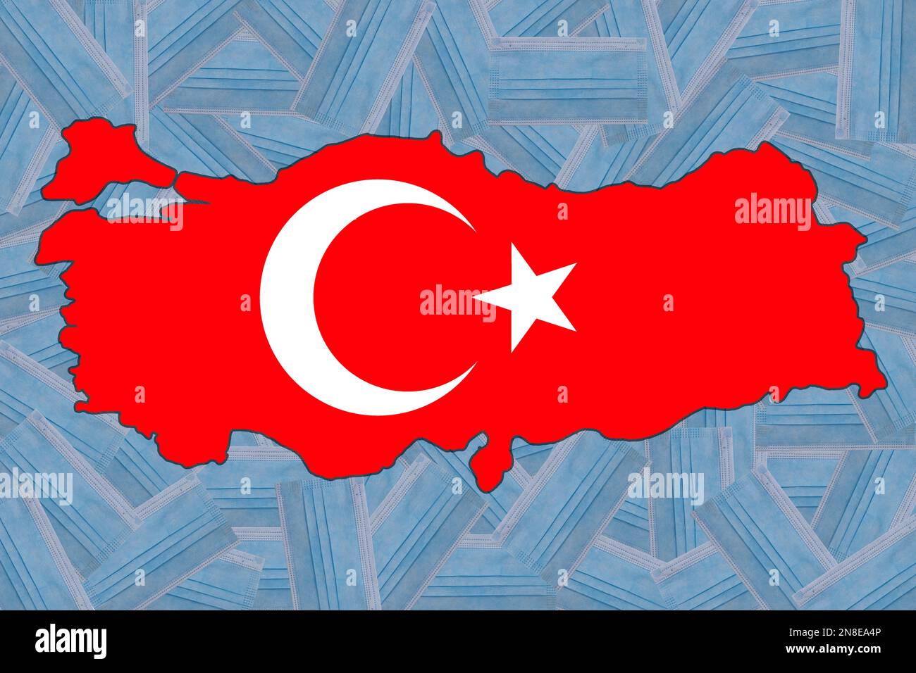 Flagge der Türkei in Form einer geografischen Karte der Türkei vor dem  Hintergrund zufällig platzierter blauer medizinischer Masken. Pandemie.  Quarantäne. Null Covid Stockfotografie - Alamy