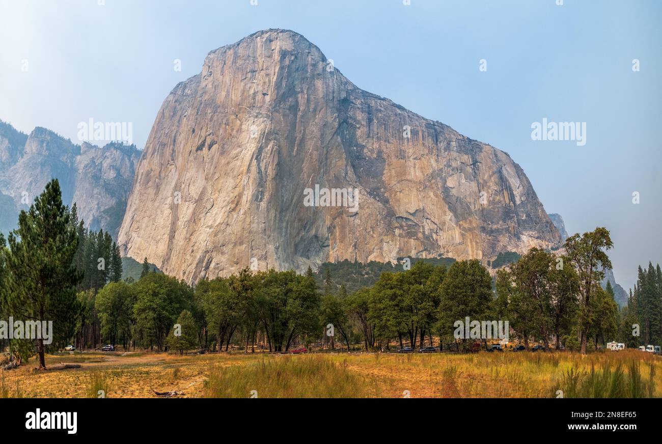 Panoramablick auf den Berg El Capian von den Wiesen, Yosemite NP Stockfoto