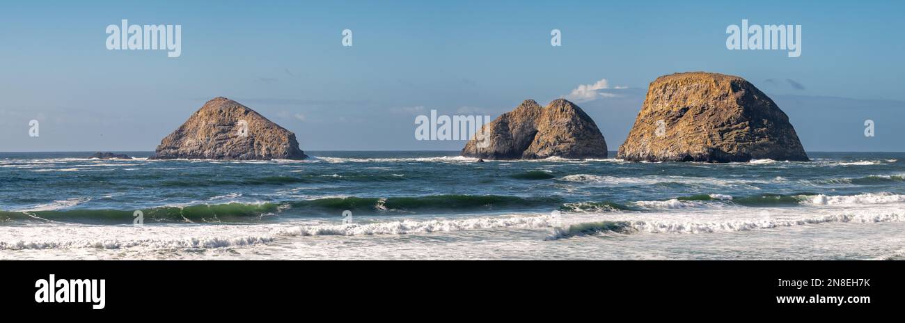 Riesige Felsformationen vom Strand aus am Symons State Scenic Viewpoint, Oregon Stockfoto