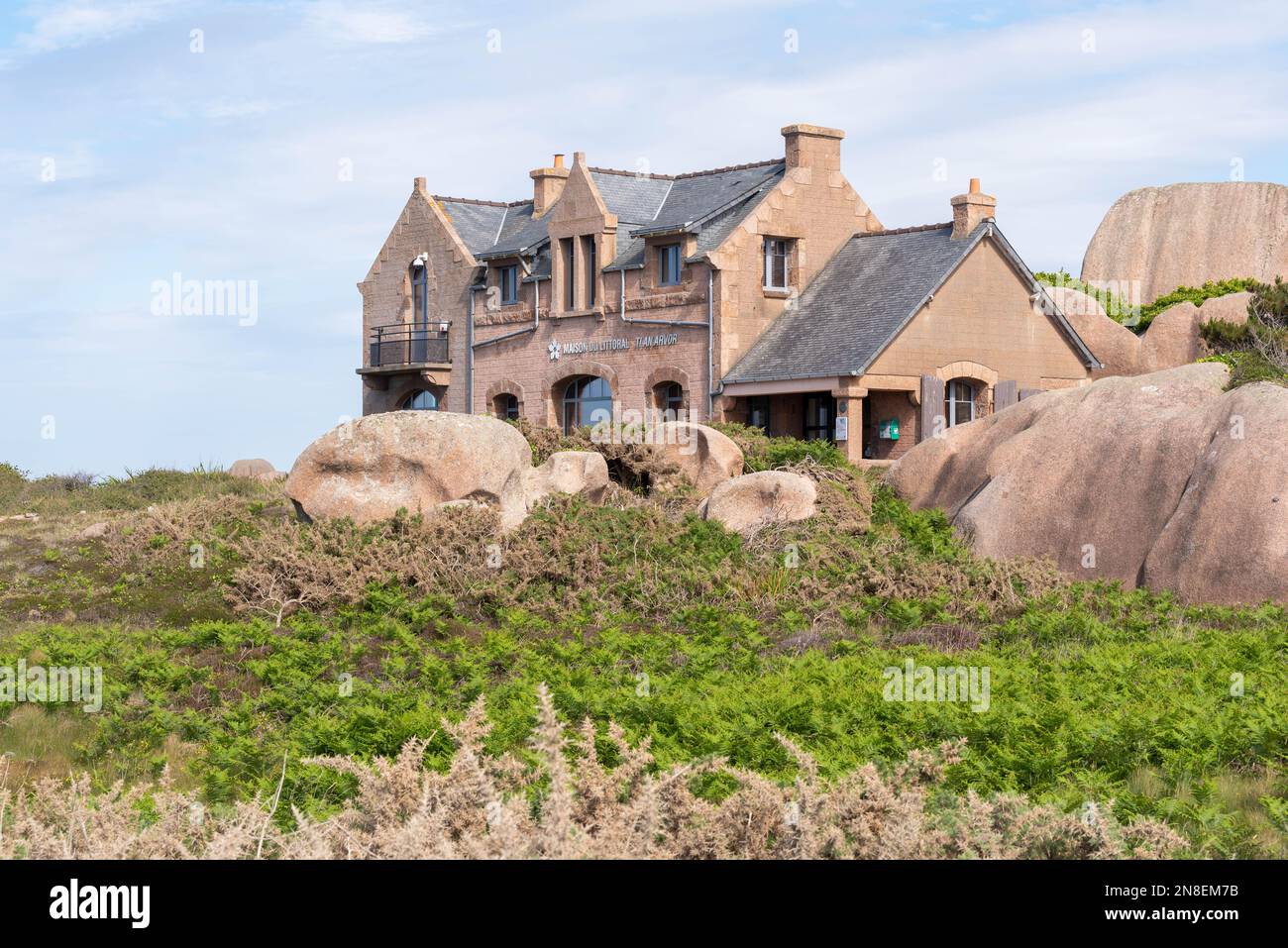 Ploumanac’h, Cotes d'Armor, Bretagne, Frankreich - 2. Juni 2022 : Coastal House Stockfoto