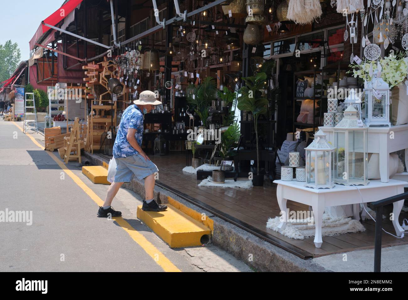 Tigre, Buenos Aires, Argentinien, Januar 11 2022: Männlicher Tourist betritt einen Kunsthandwerksladen in Puerto de Frutos, Obsthafen, eine Tourismusfrucht und Handicr Stockfoto