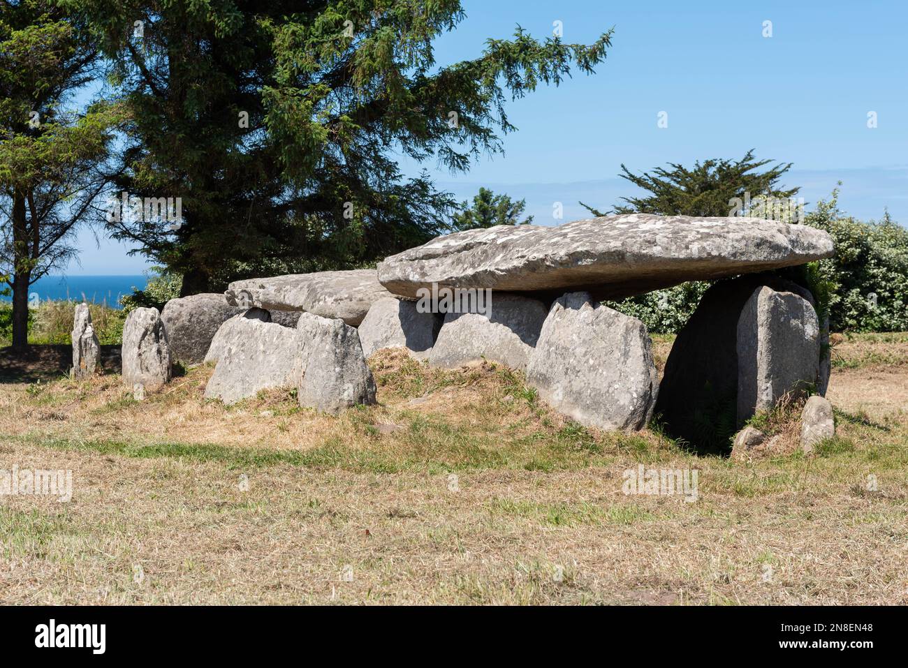 Jungsteinzeitliche überdachte Strecke von Ty Lia auf Big Island (Ile-Grande) (Pleumeur-Bodou, Cotes d'Armor, Bretagne, Frankreich) Stockfoto